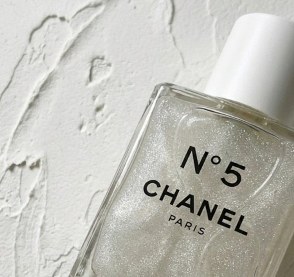 CHANEL シャネル N°5 ボディ オイルのクチコミ「CHANEL
シャネル N°5 ボディ オイル
ザ　ホワイトゴ－ルドボディオイル

肌をきらめ.....」（3枚目）