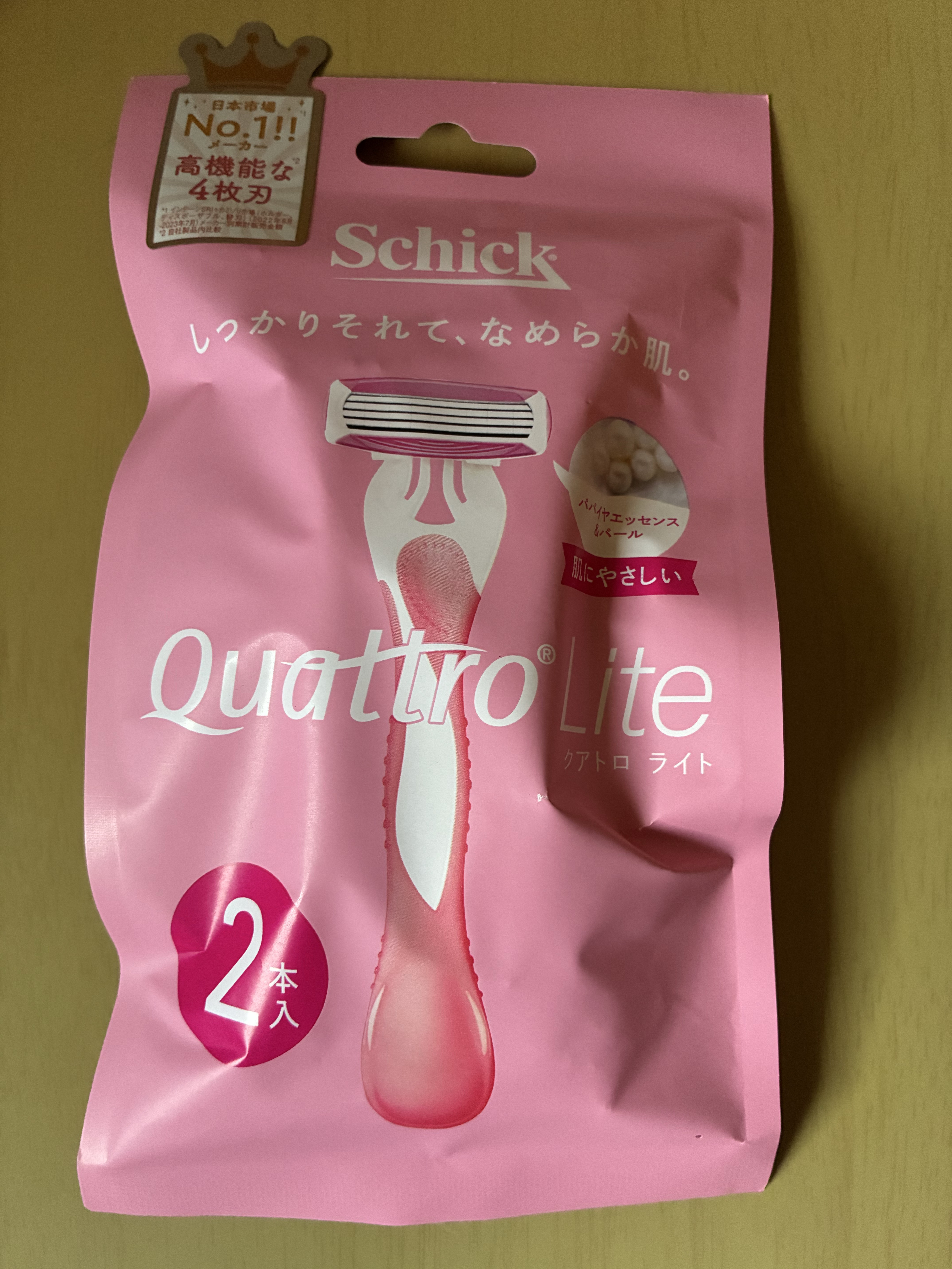 シック クアトロライト （２本入）のクチコミ「シック

クアトロライト　２本入


4枚刃
頭の部分が動くので膝とかのカーブもフィットする気.....」（1枚目）