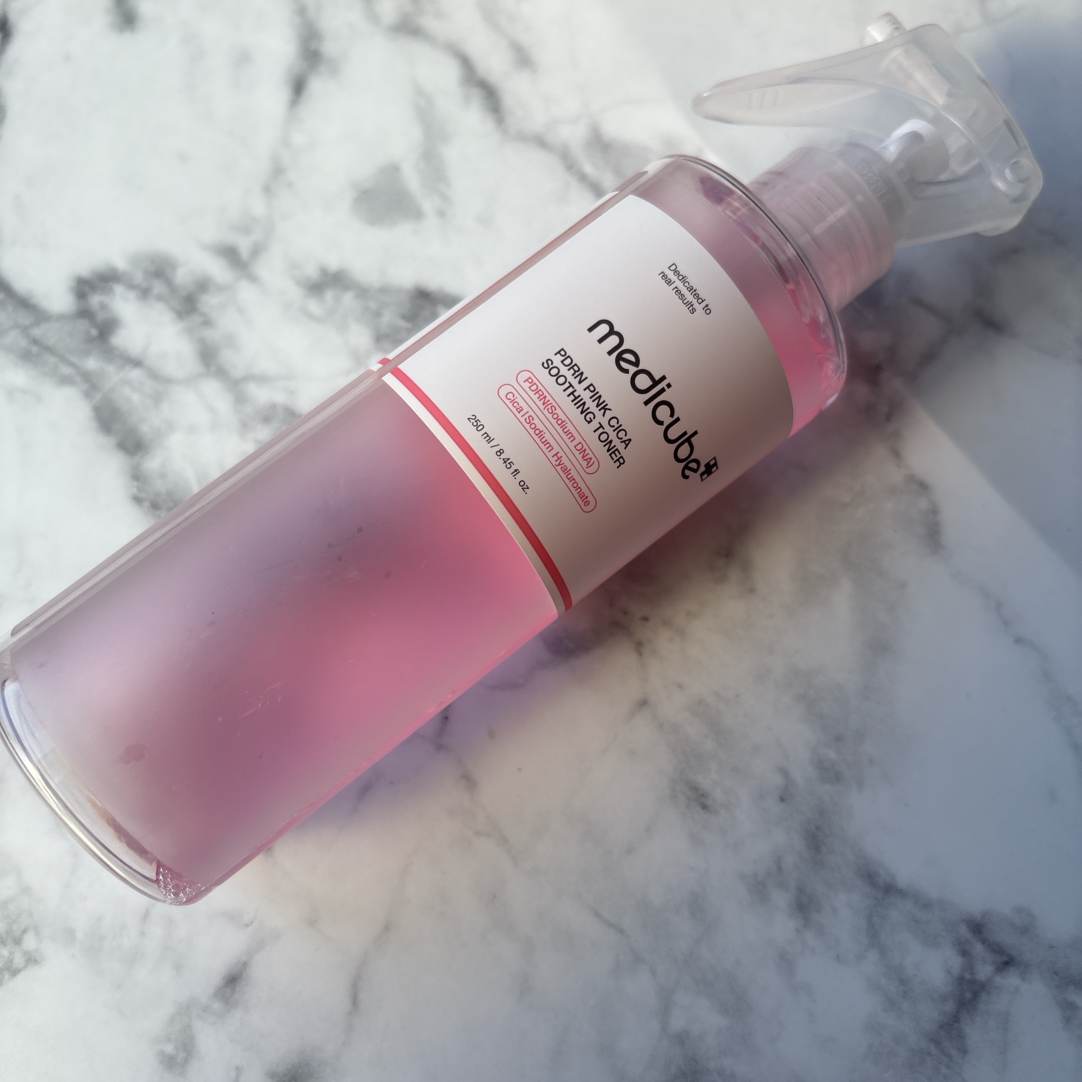 ＼毎日使いたい／

MEDICUBE
PDRN ピンクスージングトナー

無印良品
スプレーヘッド・トリガータイプ（化粧水用）

朝も夜も使いやすくて、
つい手に取ってしまう化粧水。

シャバシャバの水のようなテクスチャーですが、
しっかり