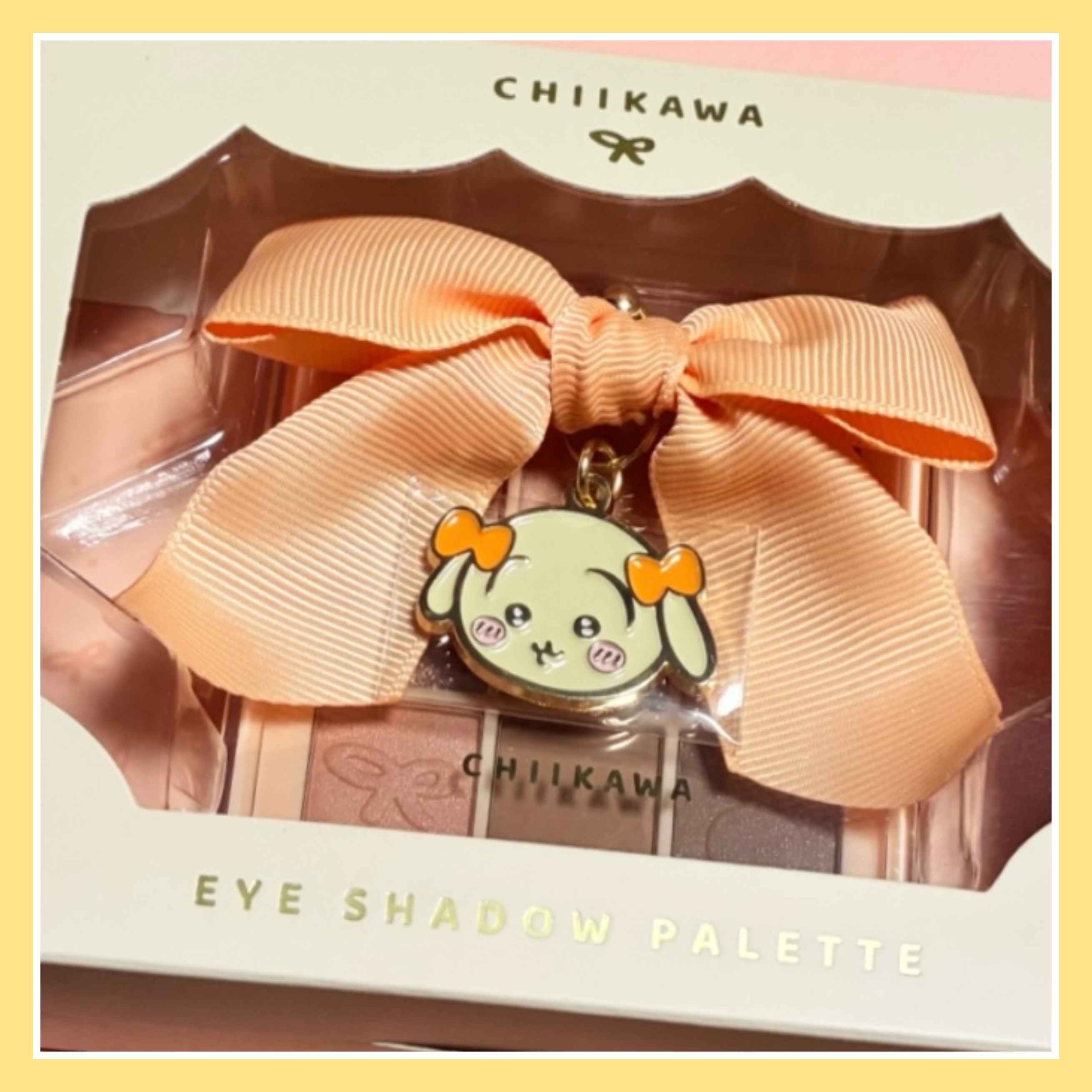 
#SHOBIDO
ちいかわ リボンシリーズ アイシャドウパレット うさぎ 

☑︎2025年12月12日発売
☑︎¥2,530
☑︎全4種
────────────

リボンチャーム&各キャラのアイシャドウパレットにシルエットがエンボスさ