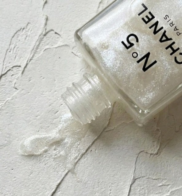 CHANEL シャネル N°5 ボディ オイルのクチコミ「CHANEL
シャネル N°5 ボディ オイル
ザ　ホワイトゴ－ルドボディオイル

肌をきらめ.....」（2枚目）