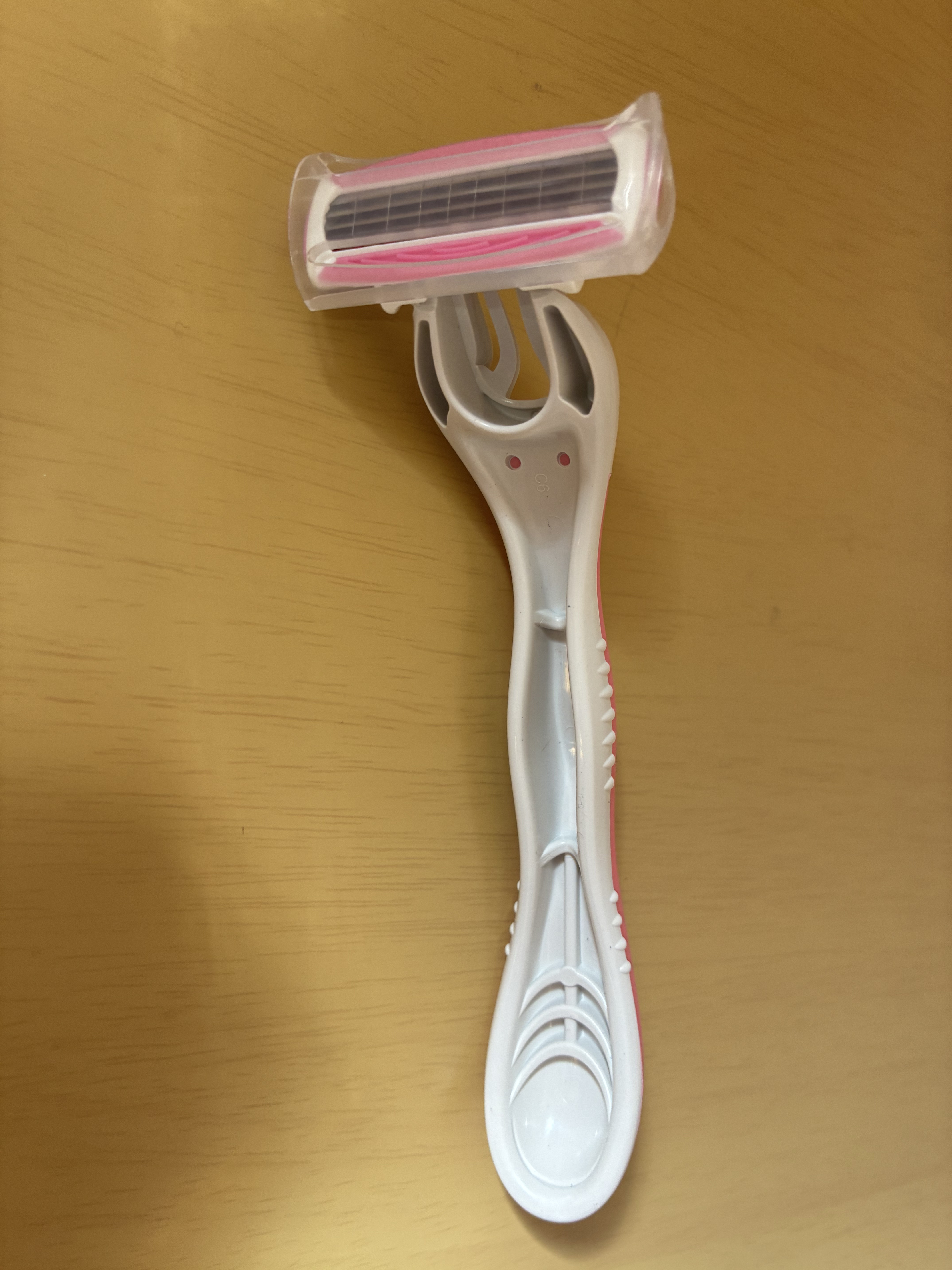 シック クアトロライト （２本入）のクチコミ「シック

クアトロライト　２本入


4枚刃
頭の部分が動くので膝とかのカーブもフィットする気.....」（2枚目）