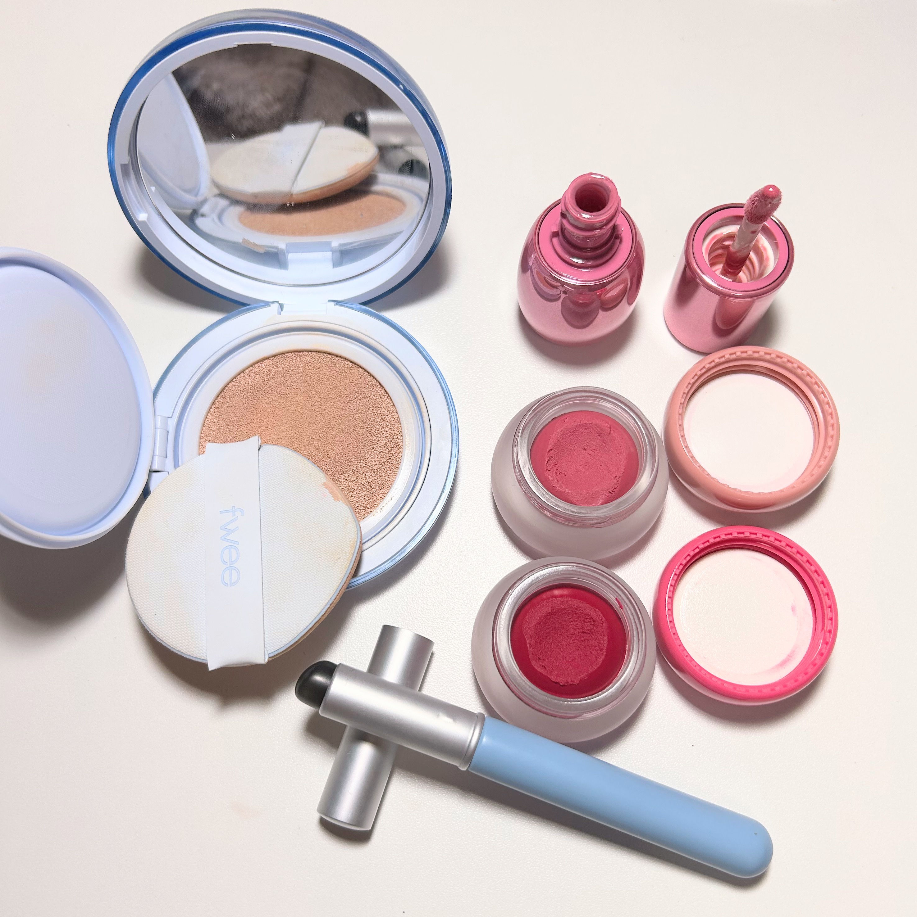 フィー フィンガーライク シリコン リップブラシ W47×D15×H177mm/fwee/メイクブラシを使ったクチコミ（3枚目）