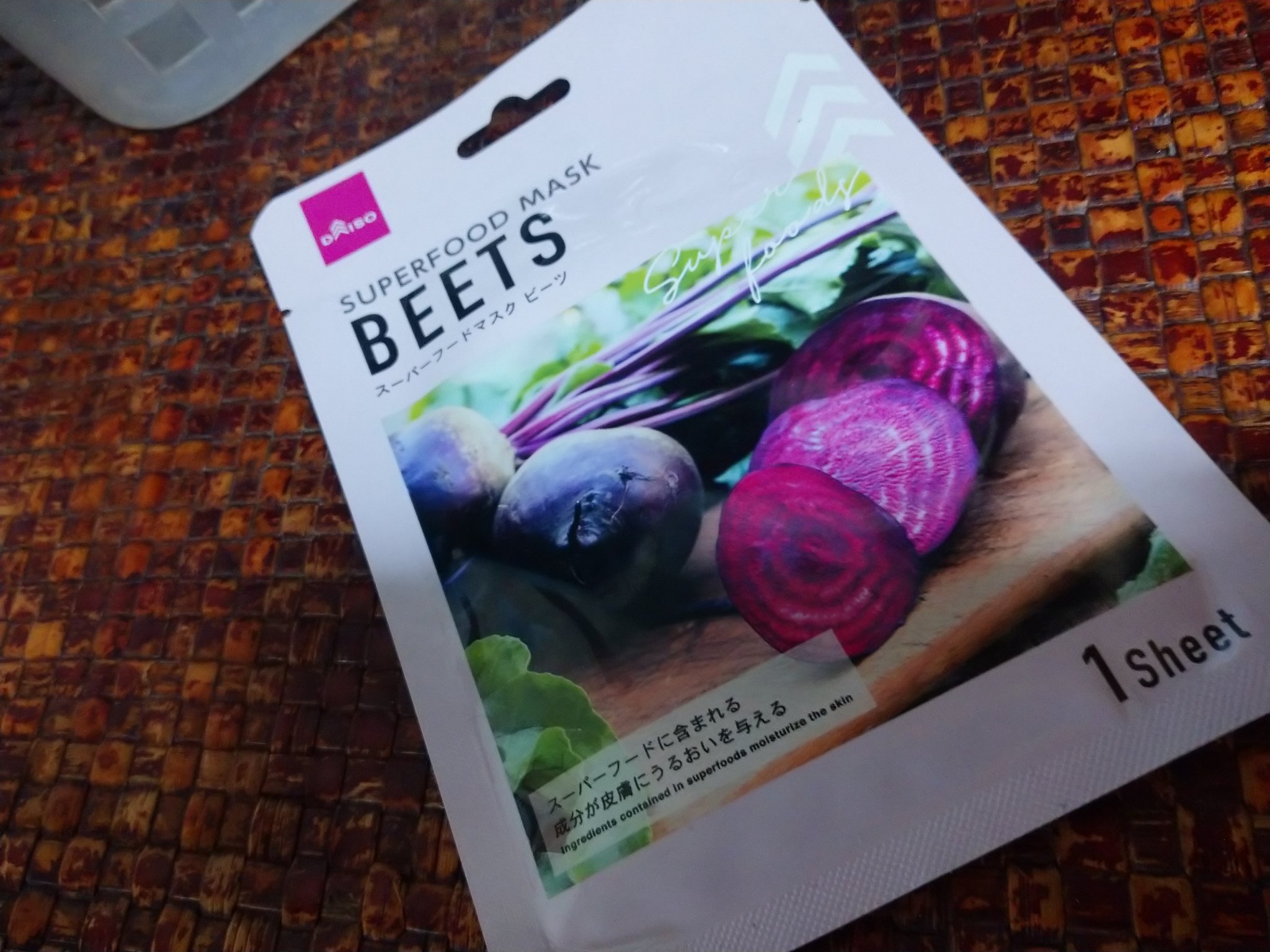 DAISOスーパーフード　フェイシャルシートマスク
ビーツ

さっぱりしていて肌に水分補給してくれて
パサパサの肌に潤いをただ美容液はつけないと物足りないかなぁ ばぁばにはw
夏はさっぱりしててウォーキング後の肌とかには良い感じです💄✨
