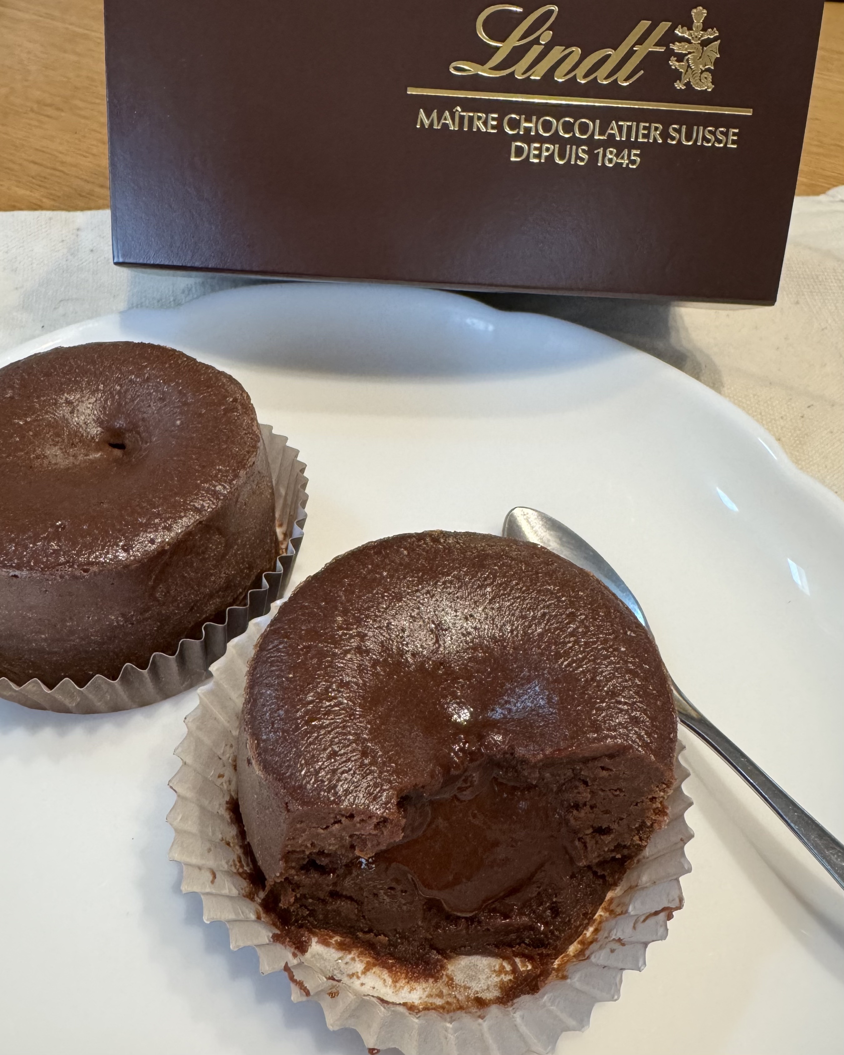 ♡ ••┈┈┈┈┈┈┈┈•• ♡

リンツ

フォンダン・オ・ショコラ

♡ ••┈┈┈┈┈┈┈┈•• ♡


いただいたものなんだけど、これめちゃくちゃ美味しかったー😋🩷🍫

温めることで生地の中からチョコレートガナッシュがとろ～り