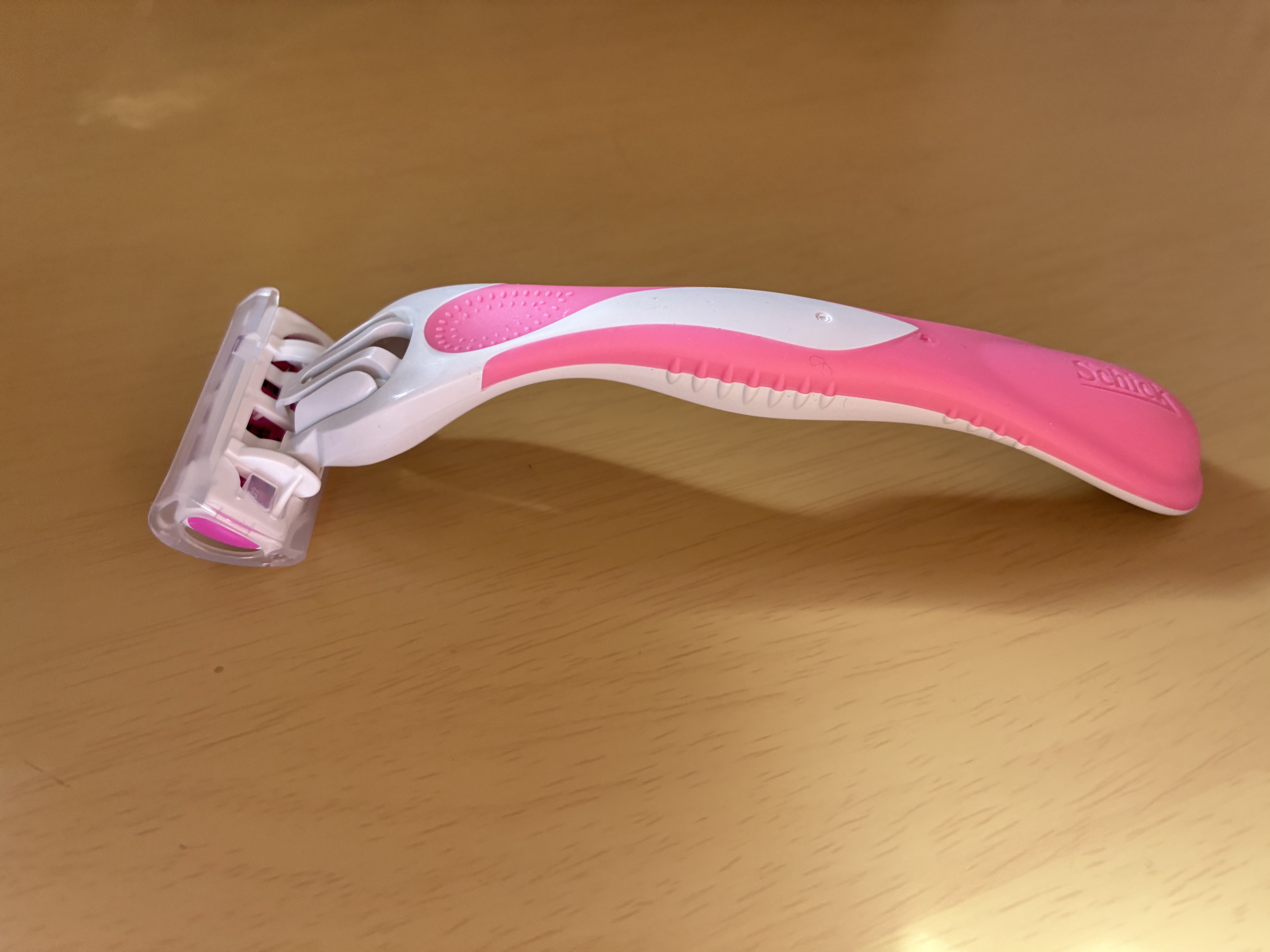 シック クアトロライト （２本入）のクチコミ「シック

クアトロライト　２本入


4枚刃
頭の部分が動くので膝とかのカーブもフィットする気.....」（3枚目）