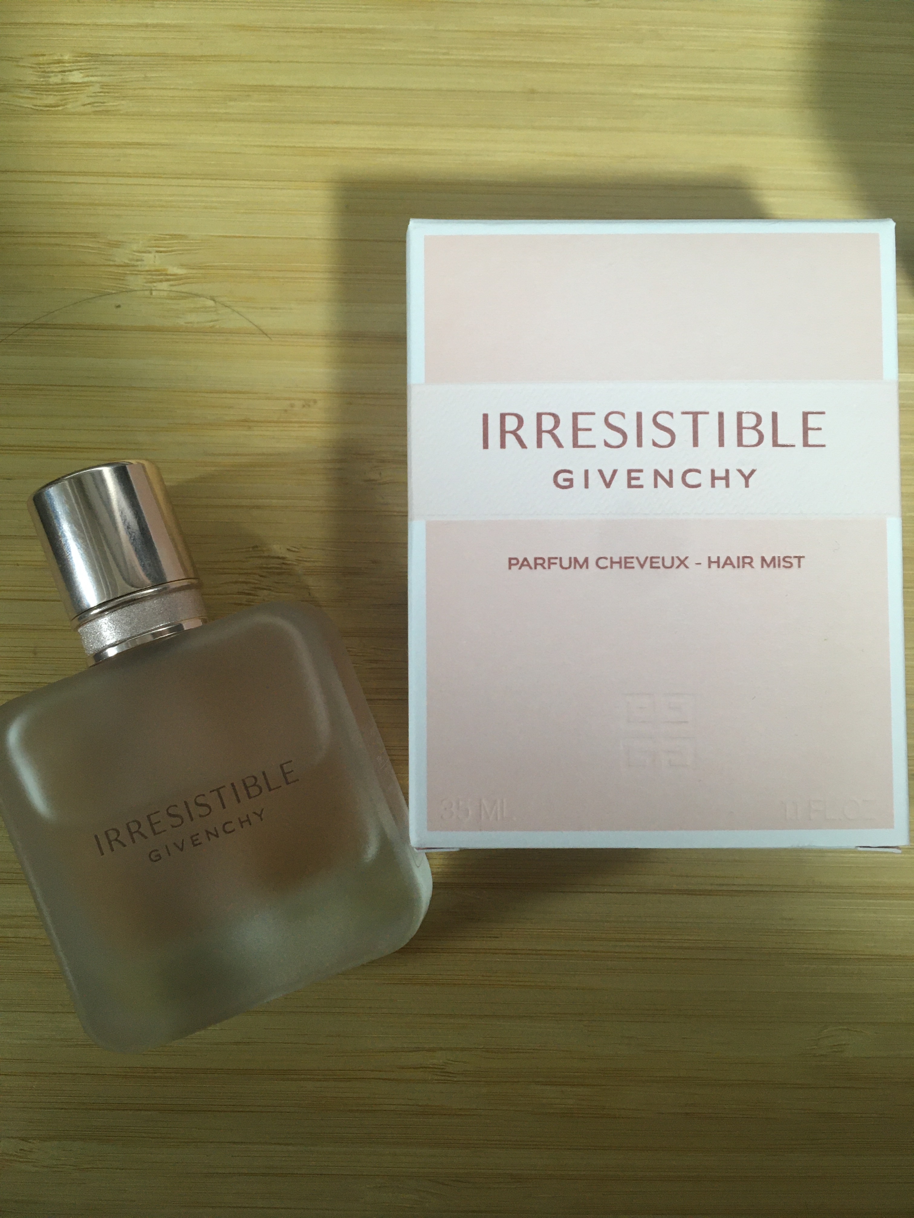 GIVENCHY イレジスティブル ヘア ミストのクチコミ「GIVENCHY　イレジスティブル ヘア ミスト

パウダリーで女の子らしい香りですがGIVE.....」（1枚目）