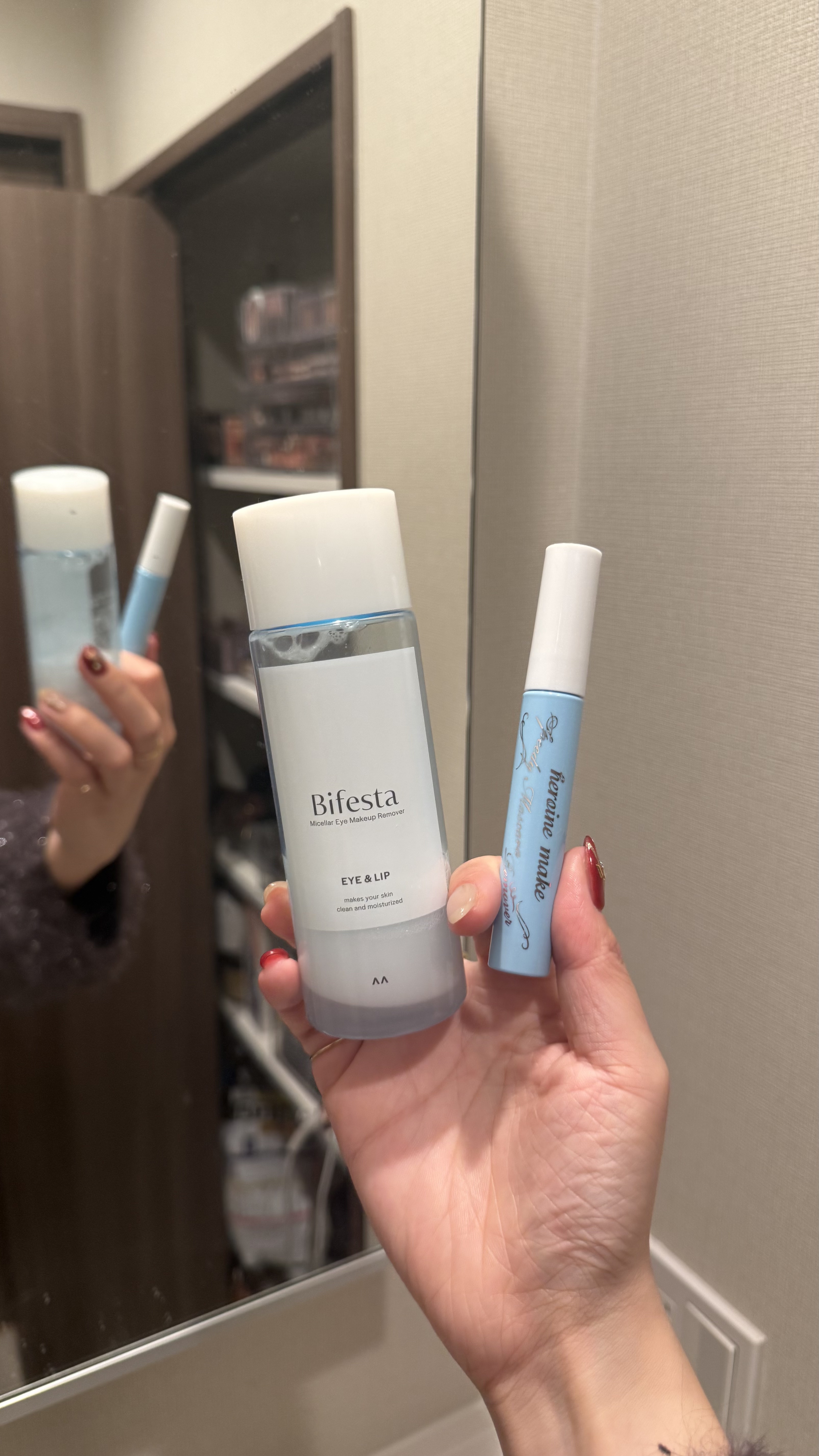 まつ育の第一歩は、まず目元の汚れはしっかり落とすことからだと思います！

まずは、ヒロインメイクの「ヒロインメイクＳＰ スピーディーマスカラリムーバー」をまつ毛に馴染ませます。

そのあと、ビフェスタの「ミセラーアイメイクアップリムーバー」