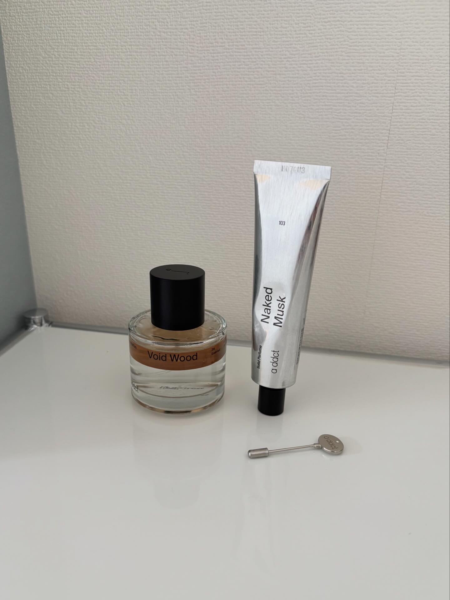 .

a ddct

オードパルファムVoid Wood
ソリッドパフュームNaked Musk

a ddct @addct_jp さまよりいただき
お試ししました🌙

とてもシンプルでおしゃれな香水𖧷
しっかり香りも持続するので気分