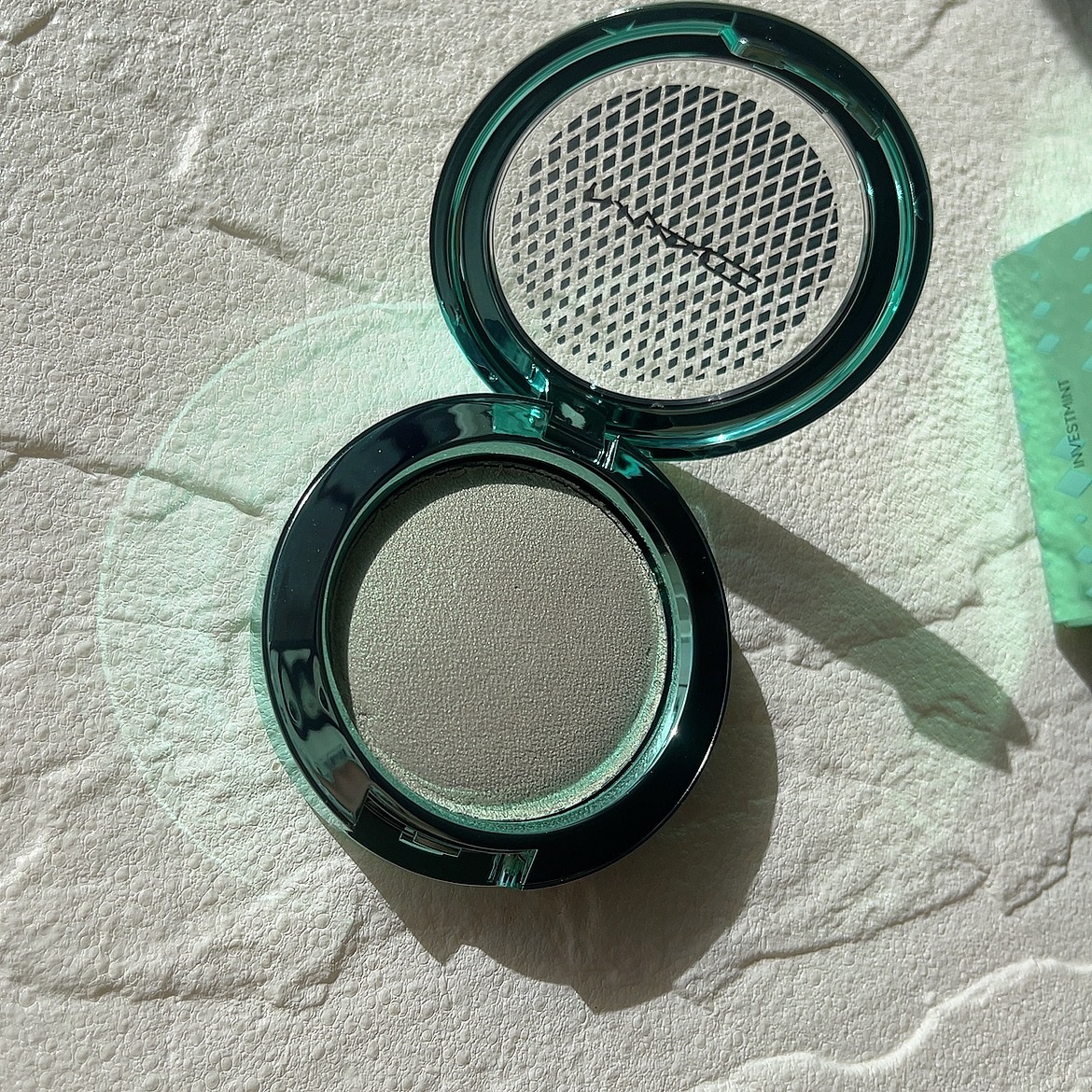 バウンス ＆ グリーム ハイライター インベストミント（ミント シマー）/M・A・C/パウダーハイライトを使ったクチコミ（3枚目）