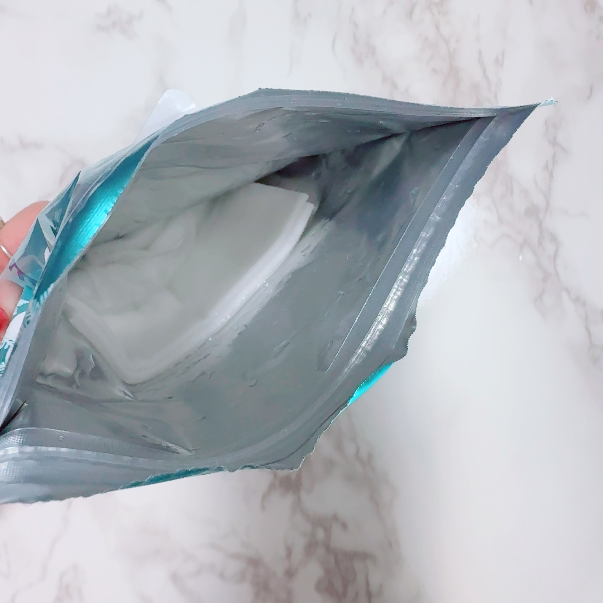 ルルルン プレミアムルルルン 雪（ホワイトバニラの香り）のクチコミ「冬のお気に入りパック✨



いつも冬になるとlululunから発売される、ホワイトバニラの香.....」（3枚目）