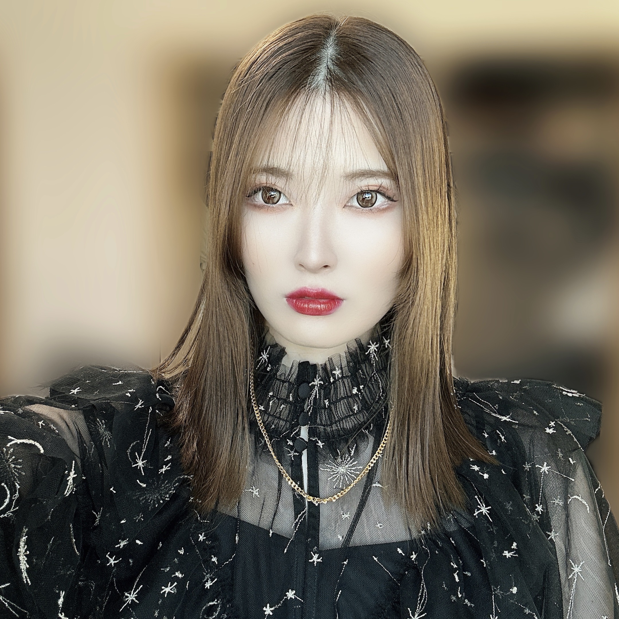 ゴールドのパーティーメイク💛✨
写真だと伝わらないけどキラッキラです☺️✨✨✨

カラコンはシシカのクロワッサンラテ🥐☕️


#メイク #ゴールドメイク #キラキラメイク