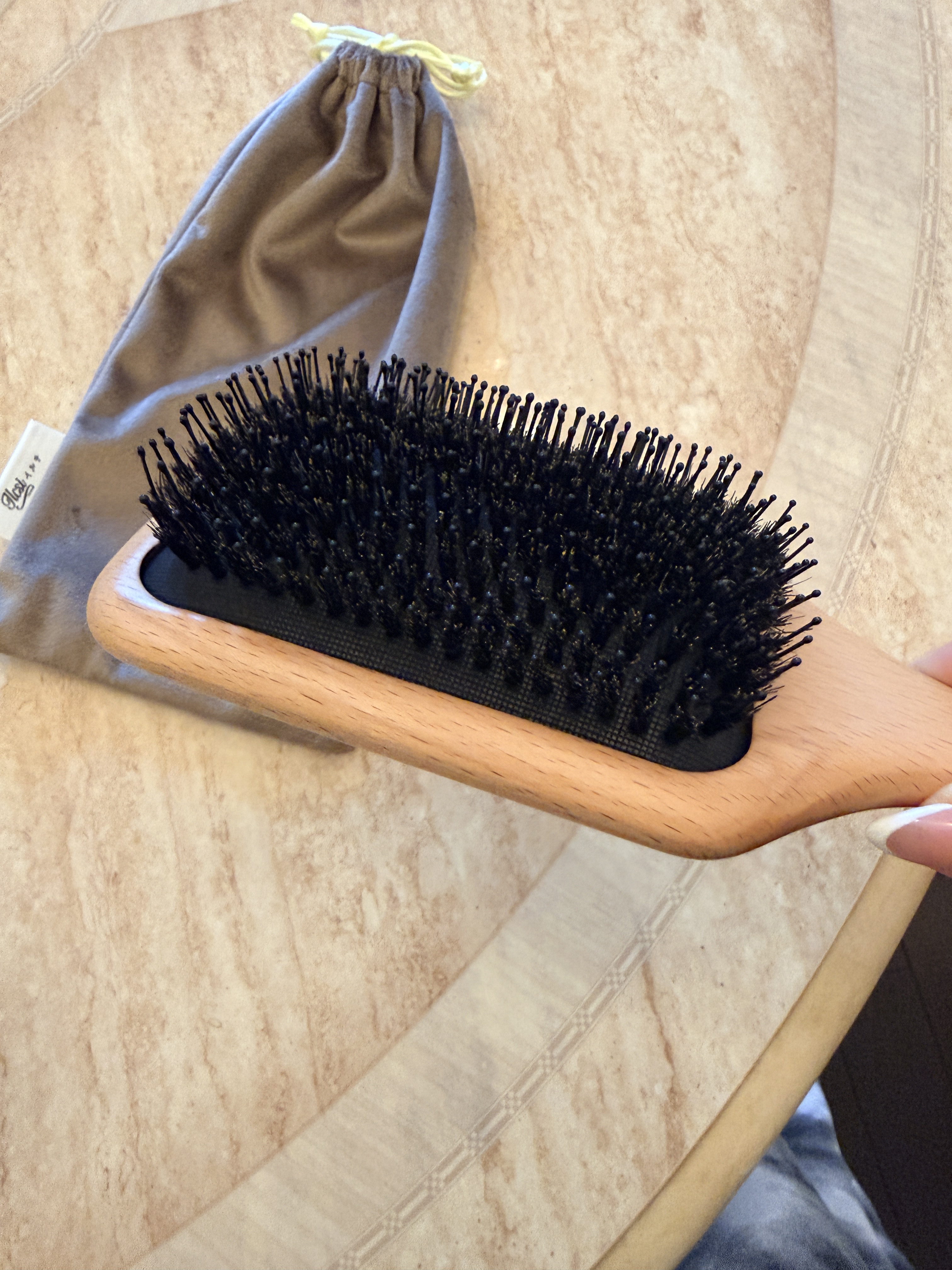 
発売から1年半で10万本突破。

ハンガリーの美容哲学が詰まった、

頭皮から美しさを育てるヘアエステブラシ。



ハンガリーの老舗オーガニックコスメ

ILCSI（イルチ）の想いを受け継いで誕生した

Helena Kiray（ヘレナ