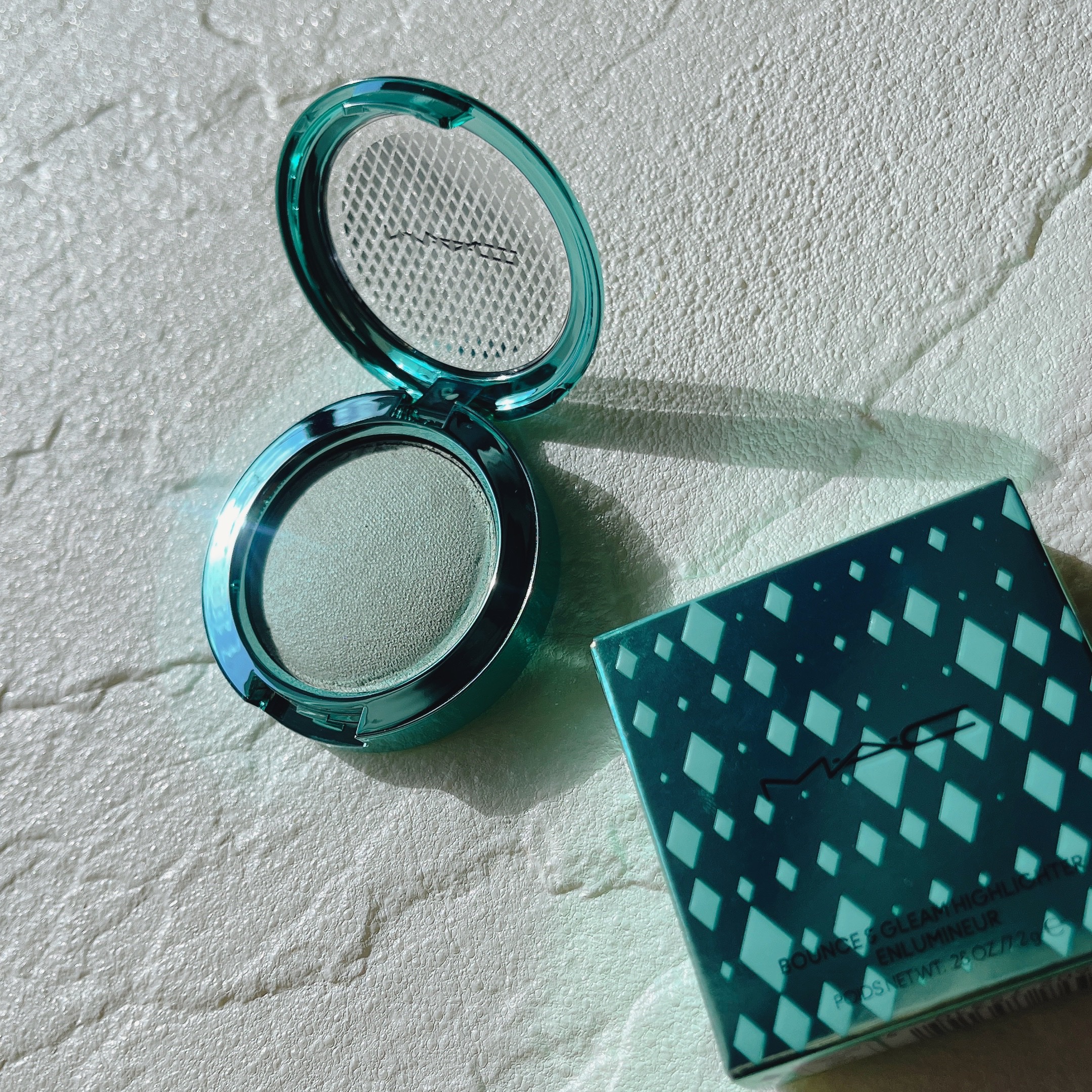 バウンス ＆ グリーム ハイライター インベストミント（ミント シマー）/M・A・C/パウダーハイライトを使ったクチコミ（1枚目）