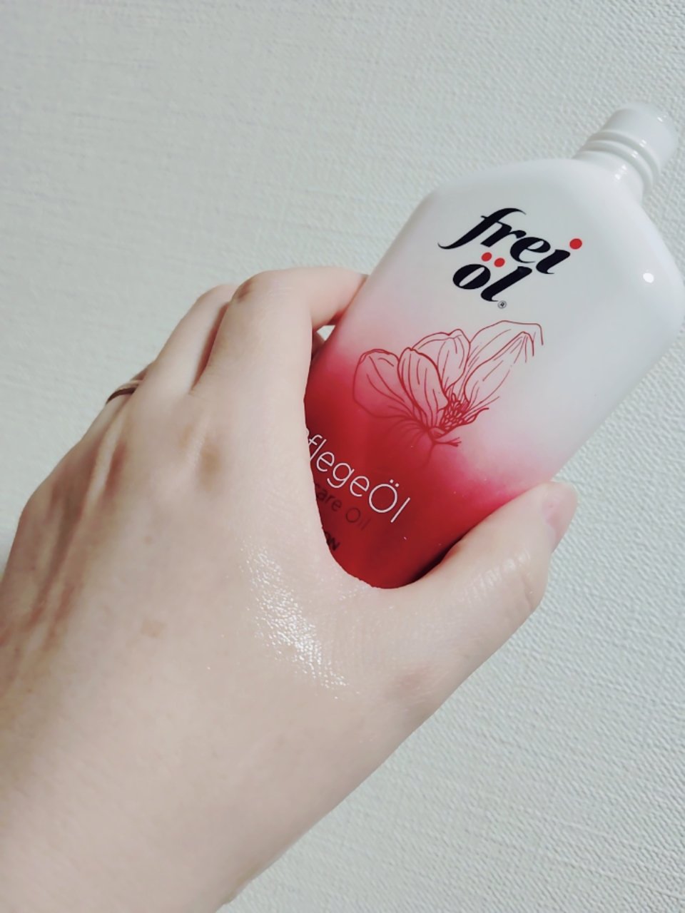 フレイオイル　　フェイス＆ボディケアオイル レッドエディション

みなさん、おはようございます☺
友人からの頂きもので、使ってみて凄くよかったです。

まずベタつかないオイルで、伸びも浸透もいい感じ。
この限定を定番にしてほしいです💕

