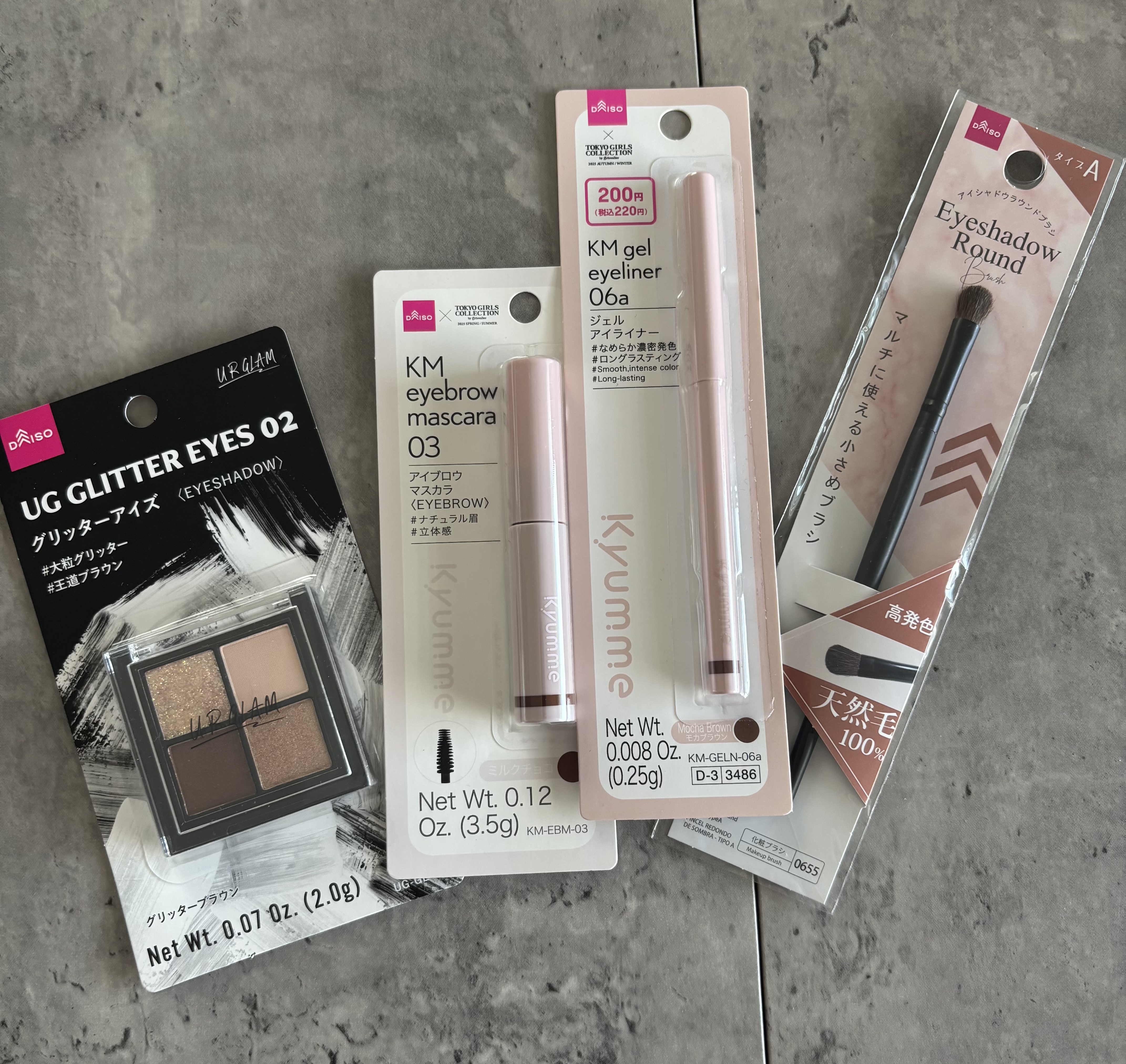 ダイソーでコスメ550円分買ってみました✨️

同僚の方にプレゼント🎁

①UG GLITTER EYES 02 
グリッターブラウン

②KM アイブロウマスカラ

③ＫＭ　ジェルアイライナー

④メイクブラシ  馬毛

ライナーとかメ