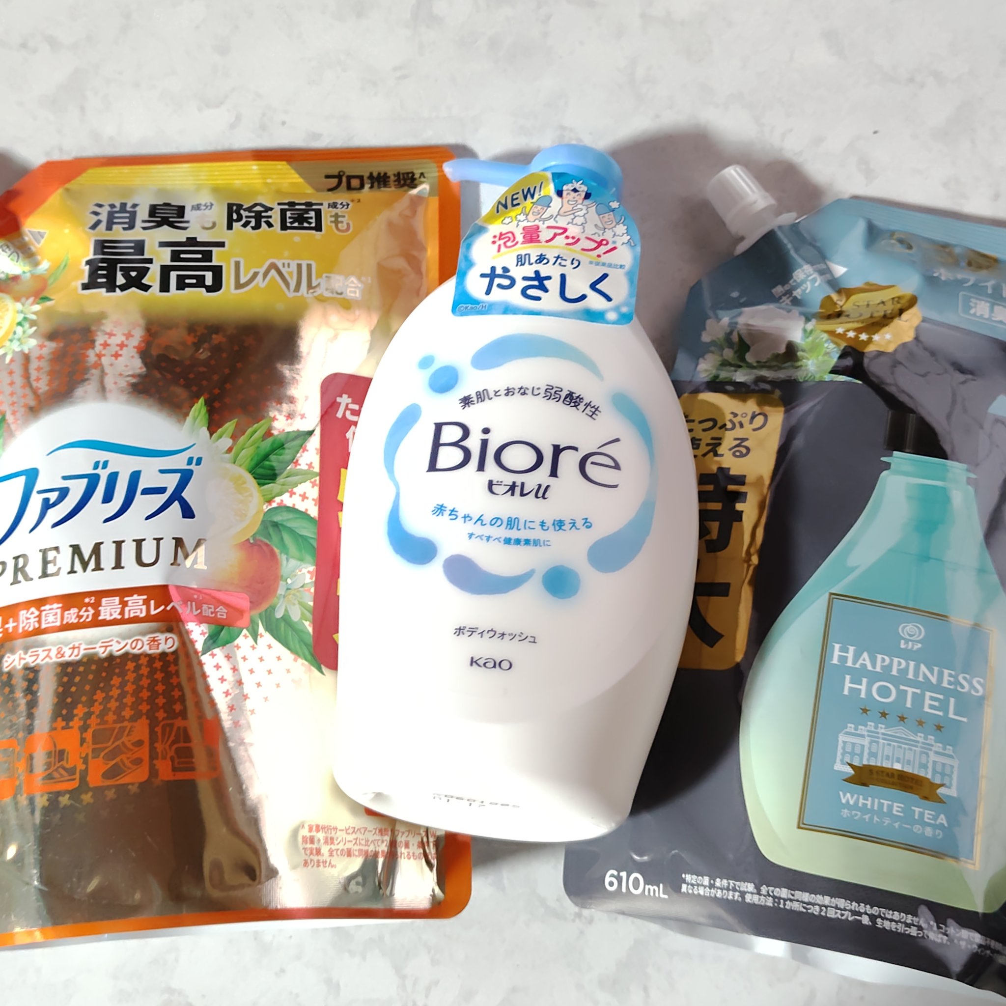 ファブリーズ　　
除菌　消臭

◯ハピネスミスト 
ホワイトティーの香り　ワンランク上 な感じ
香りはご確認を⋯
　
◯ファブリーズ
シトラス＆ガーデンの香り
こちらは 香りが結構するので ご確認⋯

気になってる方はぜひチェックしてみてく