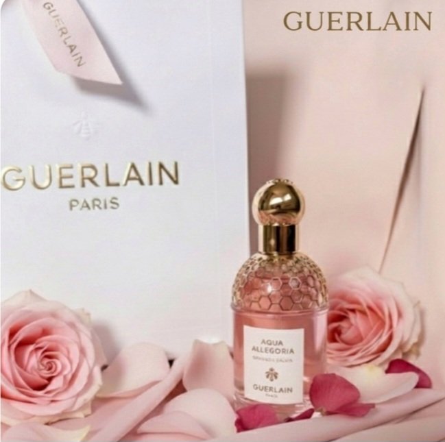 GUERLAIN
アクア アレゴリア ローザ ロッサ
本体 75ml

GUERLAINのアクアアレゴリアロ－ザロッサ買ってみました❤
やっぱり良い香りです‼️
薔薇の香りが大好きなので幸せ気分🌹

ボトルもおしゃれです💓