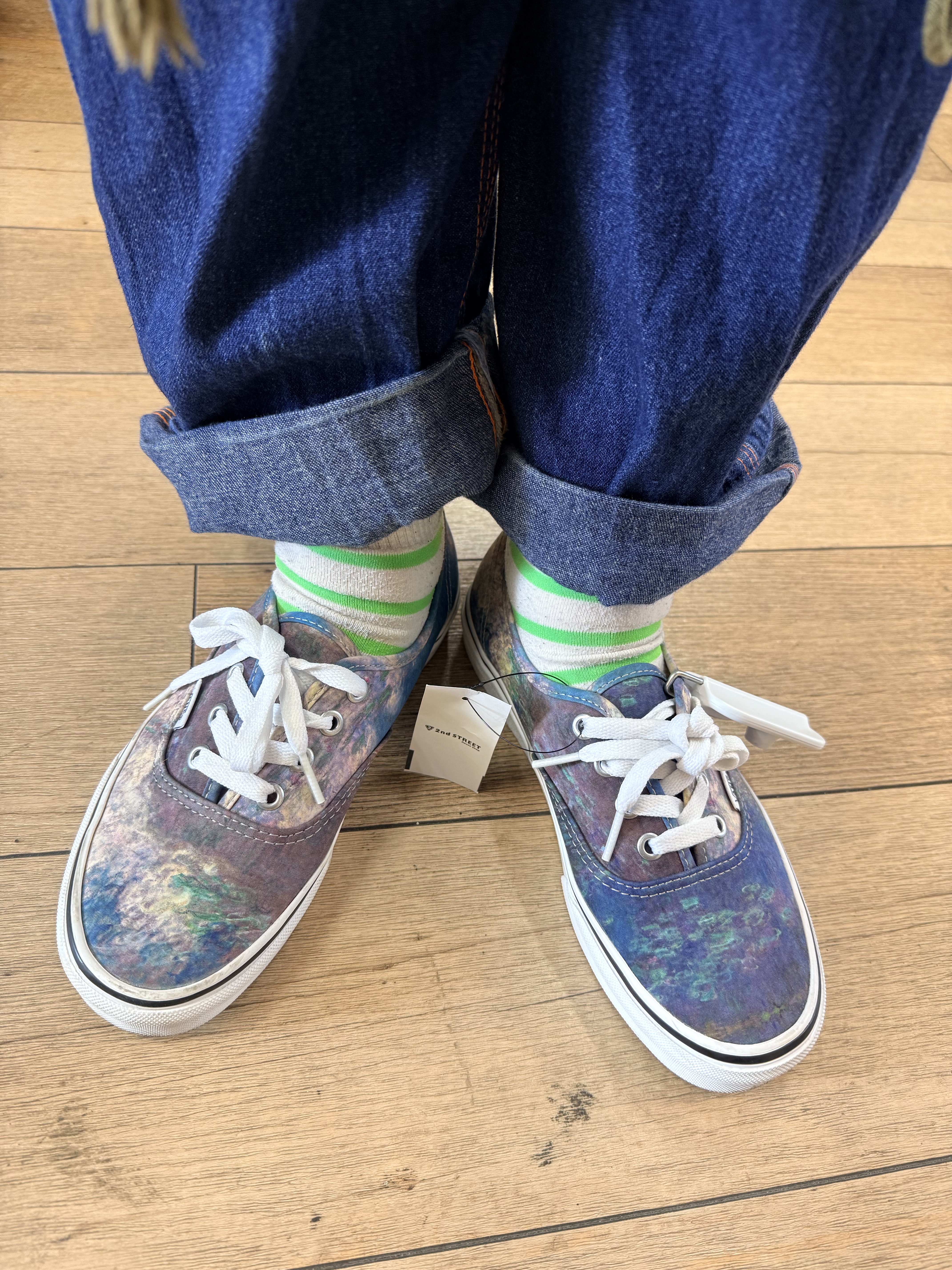 もともと欲しかったvansのオーセンティック、MOMAとコラボでモネのやつ。

セカストで3800円だったんだけど買うべきか悩んでる・・・

もちろん新品のは、なにげにプレミアついてて18000円になってんだよあ(発売されたときは9800円