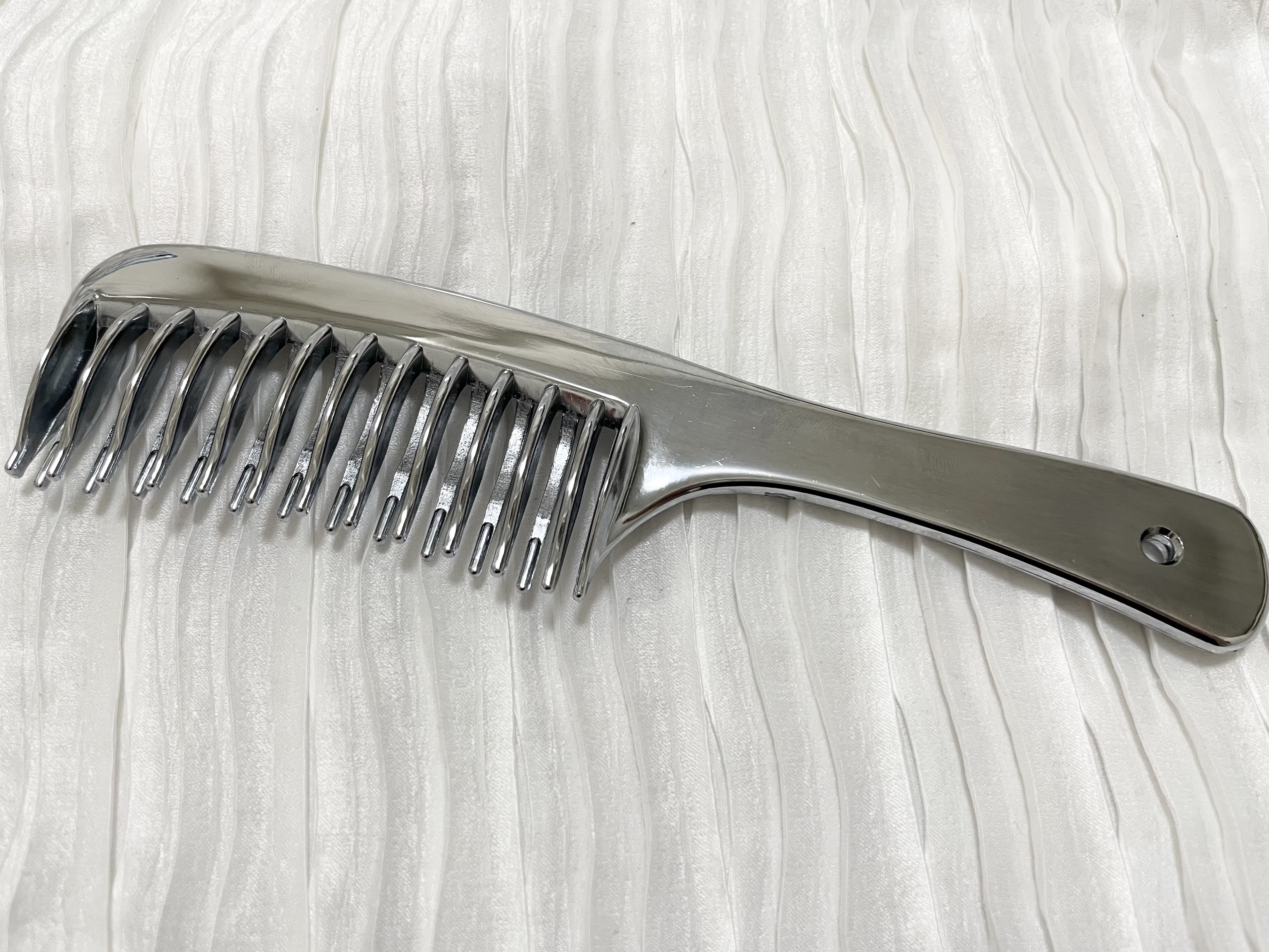 
SHOBIDO
フラットヘア  デタングルコーム

✄---------------------------‐✄

とにかく手入れがしやすいアイテムを求めて購入

粗めのコームなので濡れ髪に使うのにもいいし､絡まりを梳かすのにも向いてると