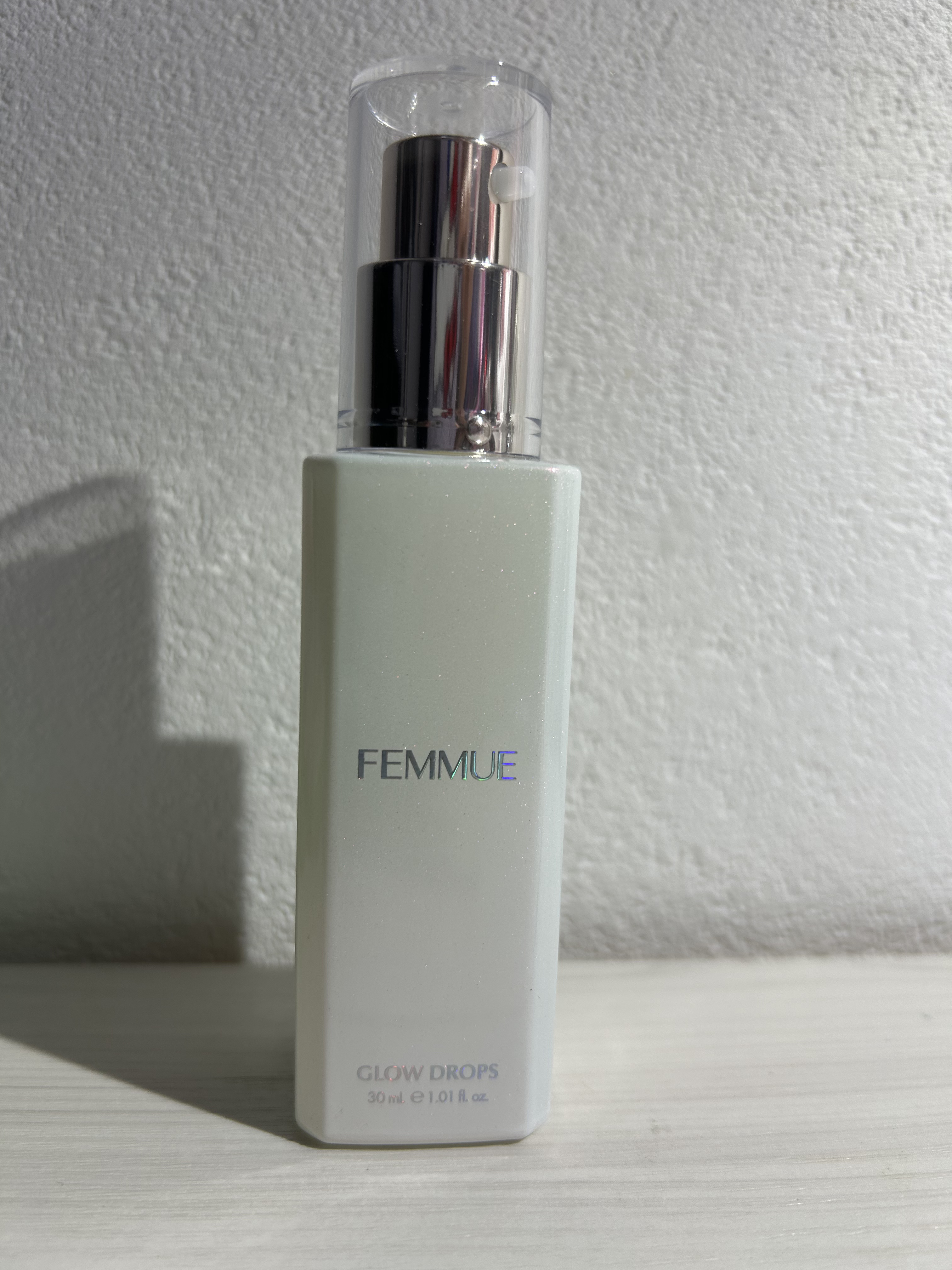 FEMMUE
グロウドロップス
¥7,370

以前リニューアル前のものを使用してましたが、スポイドからプッシュ式となって使いやすくなりました。

オイルが入った美容液で香りもオーガニックコスメなのでいいです。

朝メイク前に使用すると艶肌