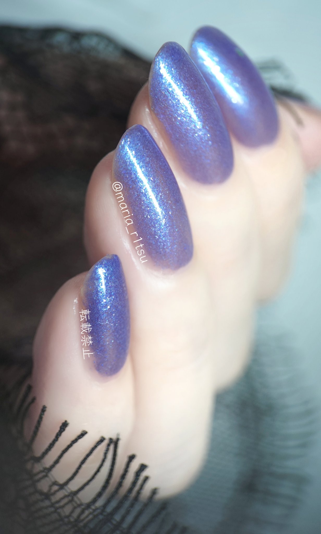 iLLO
Perseus(ペルセウス)

今年のネイル塗りおさめ。

青紫のベースに青ラメがたっぷり。ほんのりピンクラメも入っています。
夏に塗っても涼しげな感じになって良さそう。
写真は2度塗り。 

iLLOにしてはもったりした液質で塗