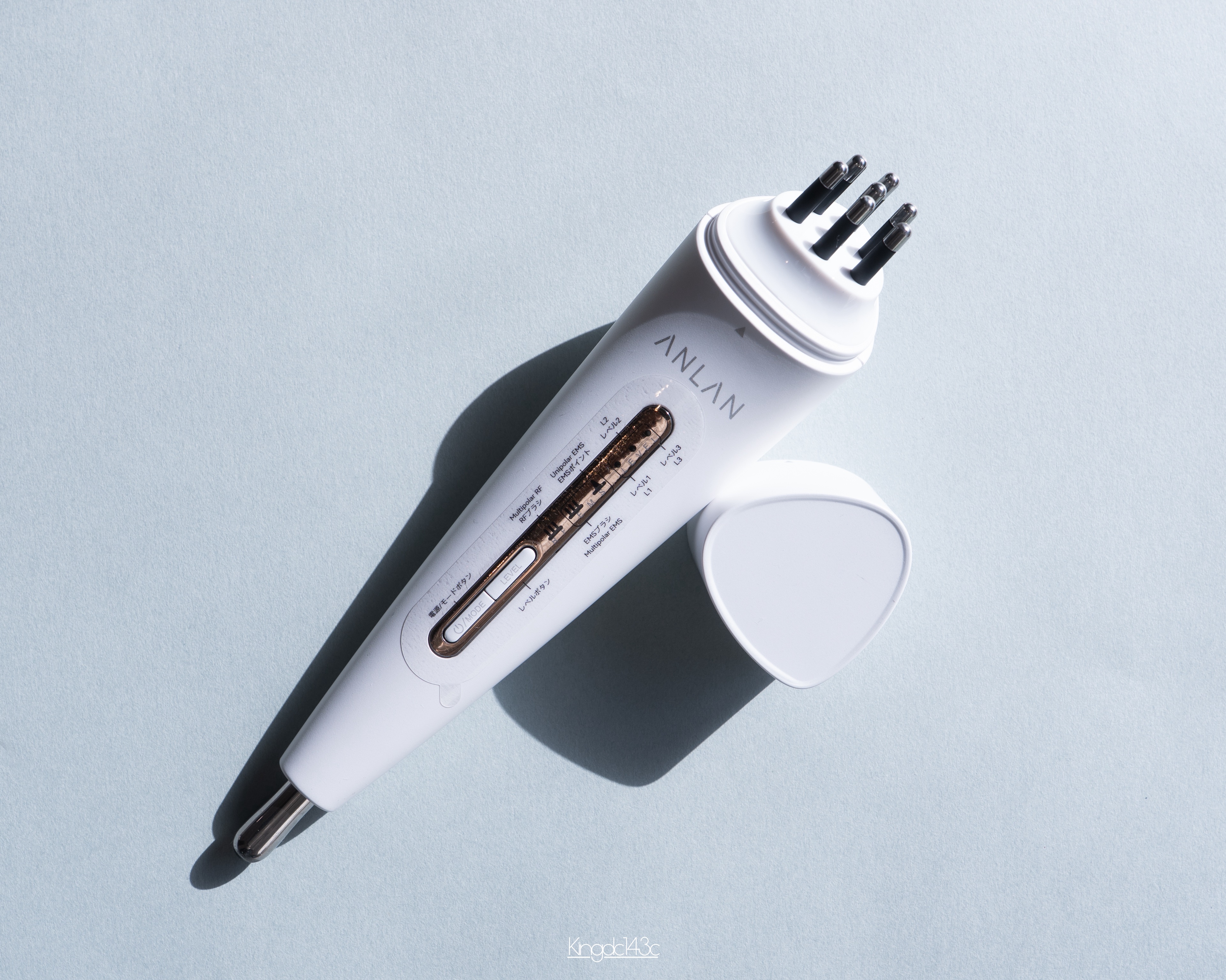 .
⁡
ANLANダブルポインター
⁡
EMSモードとRFモードがあります。
2種類のヘッド搭載で、
顔も頭皮も肩もケアできます。
⁡
EMSはレベル1でもビリビリ感があり、
結構パワーがあると思います⚡️
顔にはレベル1で使っています。
