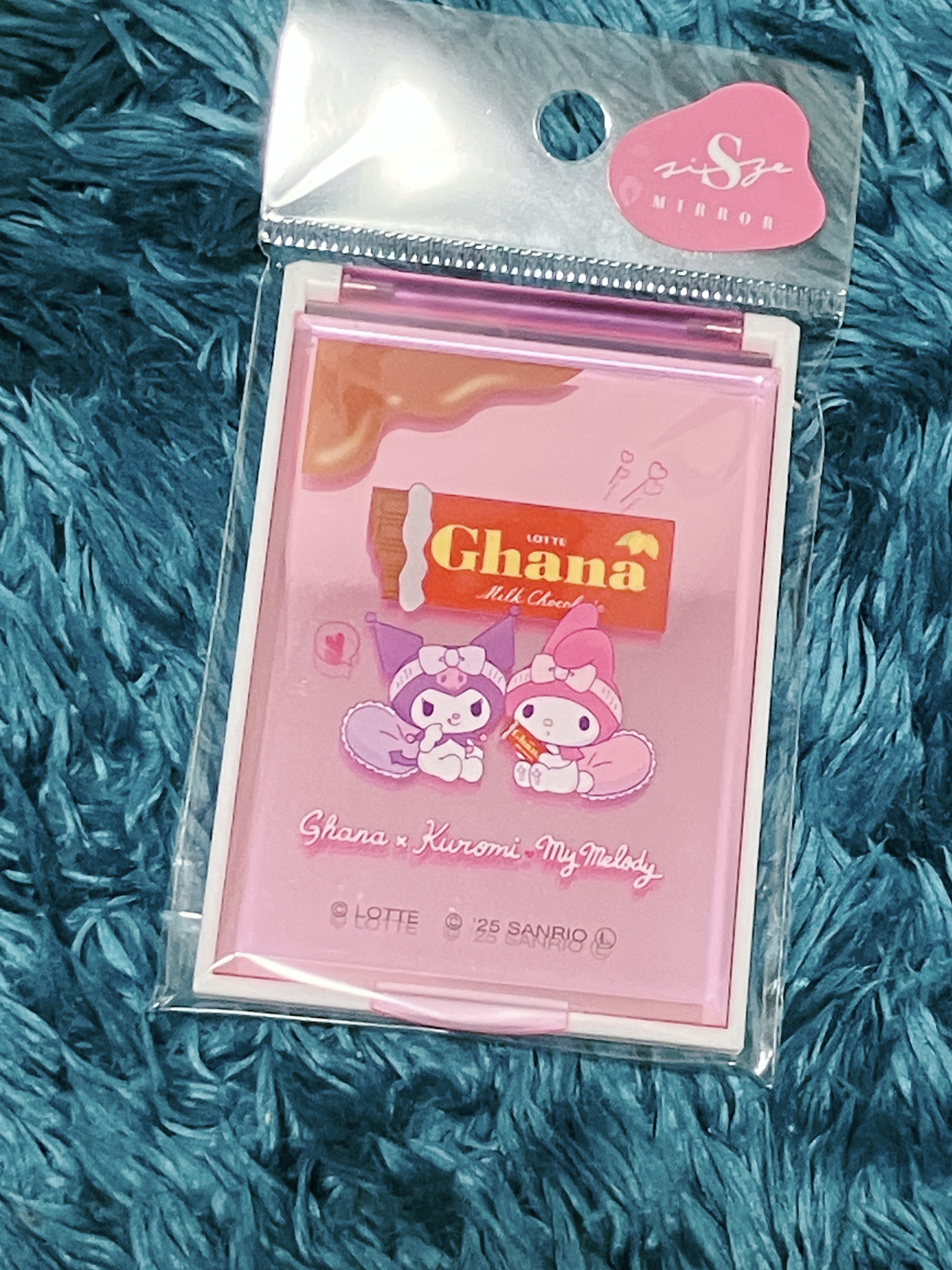 ロッテ×サンリオ🍫

【Sサイズミラー】
外出先でサッと出せて使える。
コンパクトサイズで持ち運びしやすい。

■サイズ：約83×57×6mm
■素材：PS・ガラス
■一点あたり上代：670円(税抜き)

#サンリオ #ミラー
