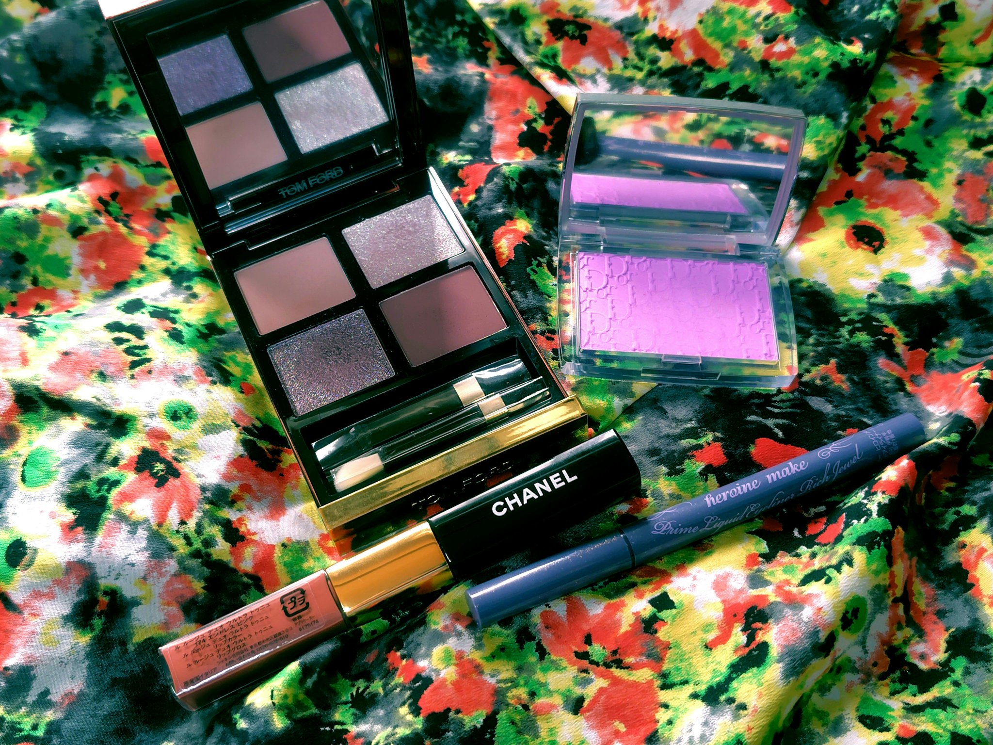 大晦日メイク

TOM FORD BEAUTY🌹

アイ カラー クォード

01RW

メタリック モーブ

本当に好きなパレット

ゴージャス感満載

4色のカラーハーモニーで構成されたアイシャドウ。

テクスチャーは見たままの鮮やか