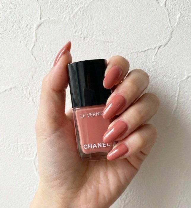 CHANEL
ヴェルニ917
テラロッサ

3度塗りです。2度塗りでも充分ですが笑
1度塗りでもムラにならないカラー。

肌馴染みがよくて指先が上品にみえます💓
ここぞの時に使ってます✨

 #最旬ちゅるんネイル 