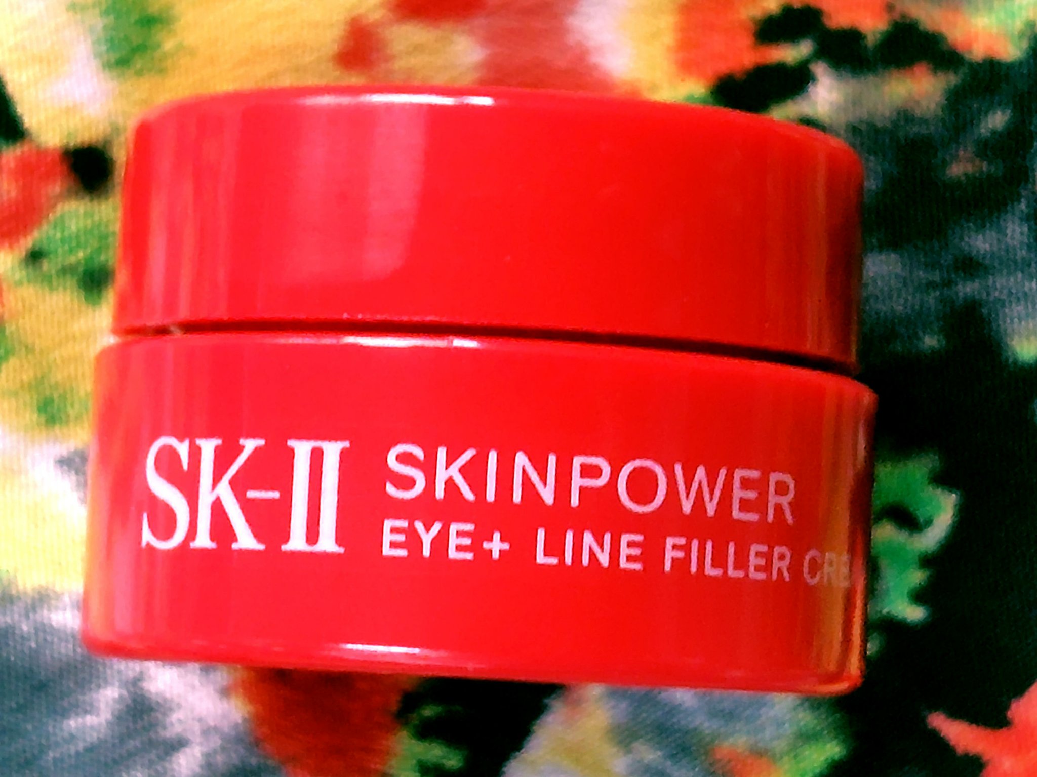 年の瀬に2025年購入品振り返りコーナー🐍

目もとケアのクリーム👀

気になる部分にも、使えちゃいます🥰

かなり柔らかいテクスチャー

クリームって名前のアブラ

すぐに体温で溶けちゃうので、目周りへの

浸透がスッーと馴染んでい