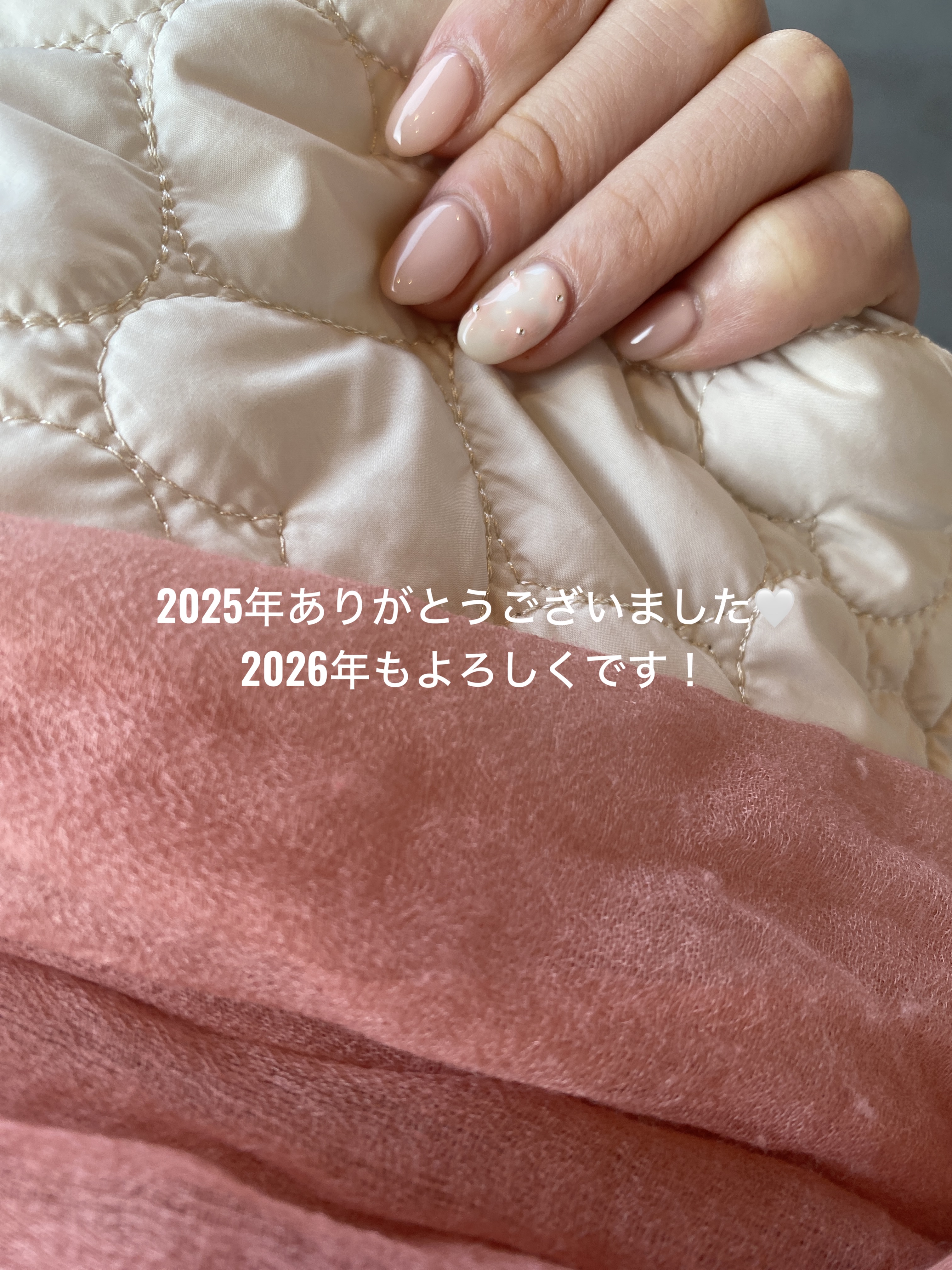 🌸🍒2025年、投稿を見ていただきありがとうございました！！

みなさん今年もお疲れ様でしたー！
どんな一年でしたか？？

今年はコスメだけではなく、美容クリニックで肌治療や美容院で髪質改善したり、実習以外はネイルしまくったり、プロの力