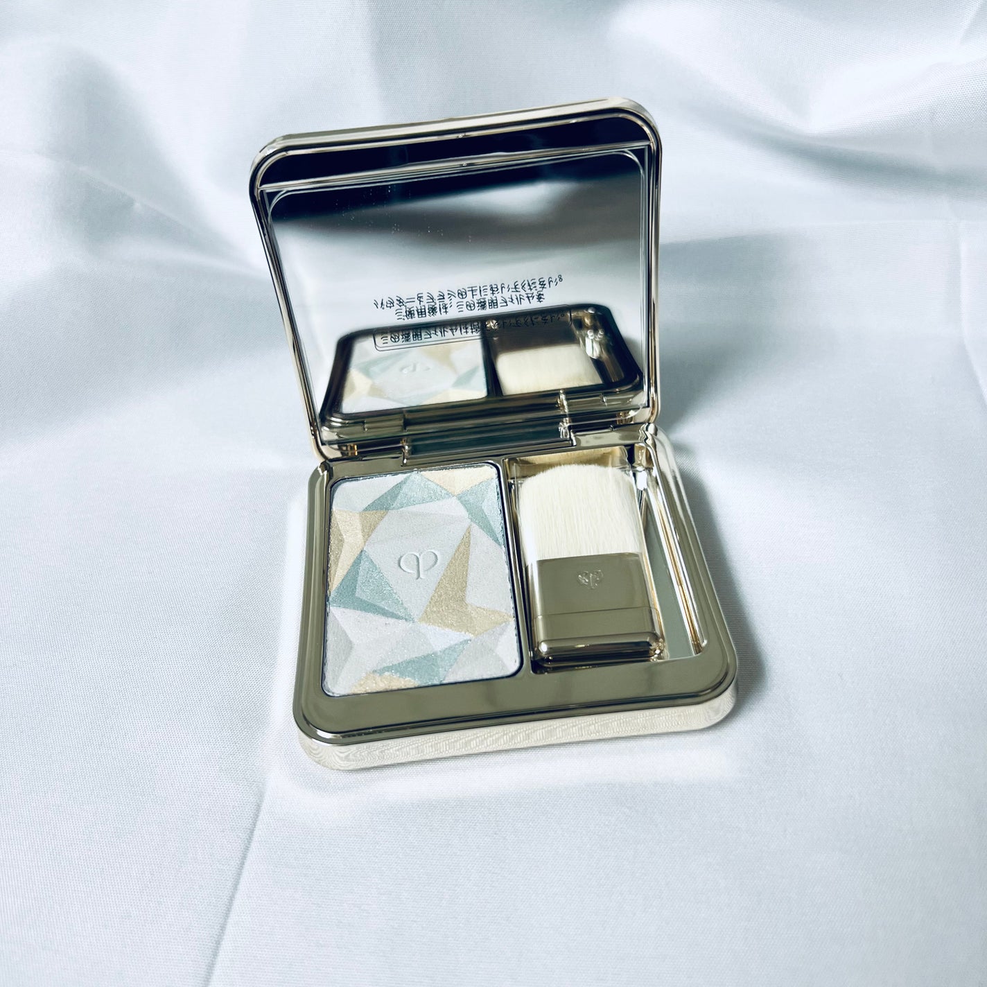 ル・レオスールデクラ /クレ・ド・ポー ボーテ/パウダーハイライトを使ったクチコミ(4枚目)