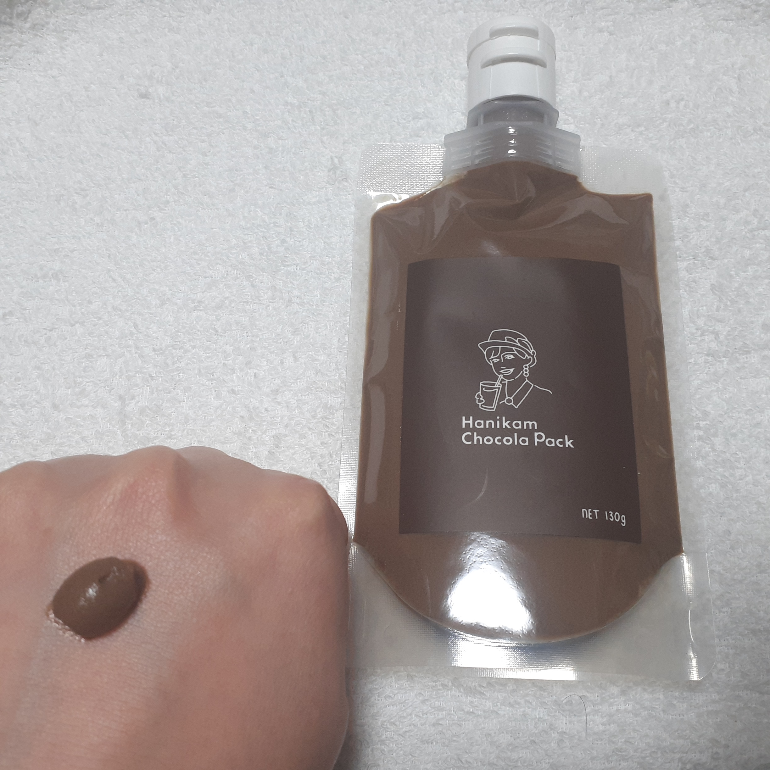 アイ・プロダクツ ハニカムショコラパックのクチコミ「洗顔後、適量を手に取り顔になじませました。
なめらかなテクスチャーで肌になじませやすいです。
.....」（3枚目）