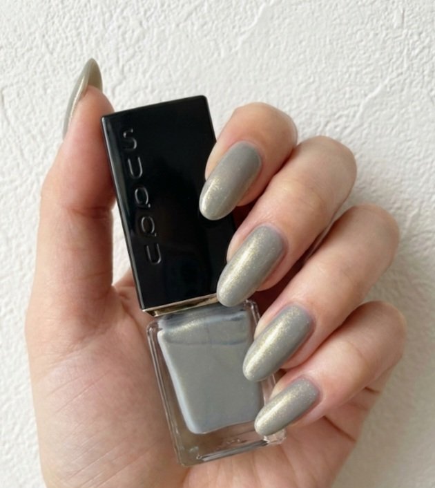 SUQQU
ネイル カラー ポリッシュ141

ゴ－ルドのラメとグレーが豪華なコンビネ－ションなカラーです。

角度てチラチラ移るラメが綺麗です。
指先美人になれるのでお気に入りのネイルです‼️

#SUQQU
#ネイル カラー ポリッシュ