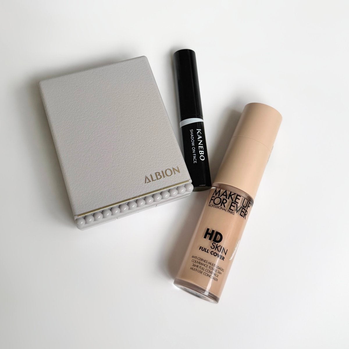 最近のベースメイクは、手っ取り早くキレイに仕上げられるこの辺を固定で使ってる。


MUFEのコンシーラーは肌悩みを一気に片付けてくれるから最高。おかげで朝がグッと楽になった。中程度のムラなら一発でカバーできるし、同年代の人たちにもとてもオ