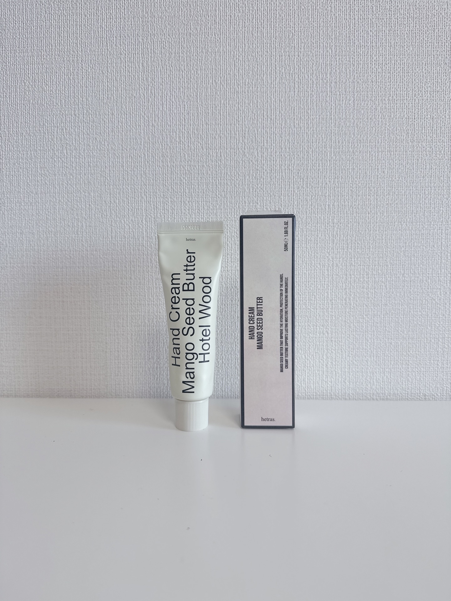 item▷#hetras Mango Seed Butter Hand Cream Hotel Wood

シアバターよりもしっとり感と保湿力に優れた
デンマークマンゴーシードバターと
6種類の植物由来成分を配合し、
ベタつかないのに肌にピ