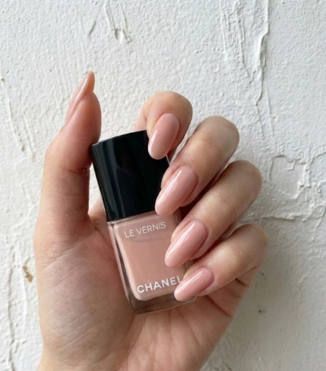CHANEL
ヴェルニ521

ヌ－ディ－で血色感が綺麗なネイル。
健康的でツヤのあるネイルカラーです。
フレンチネイルのベ－スとしても可愛いカラーです💓