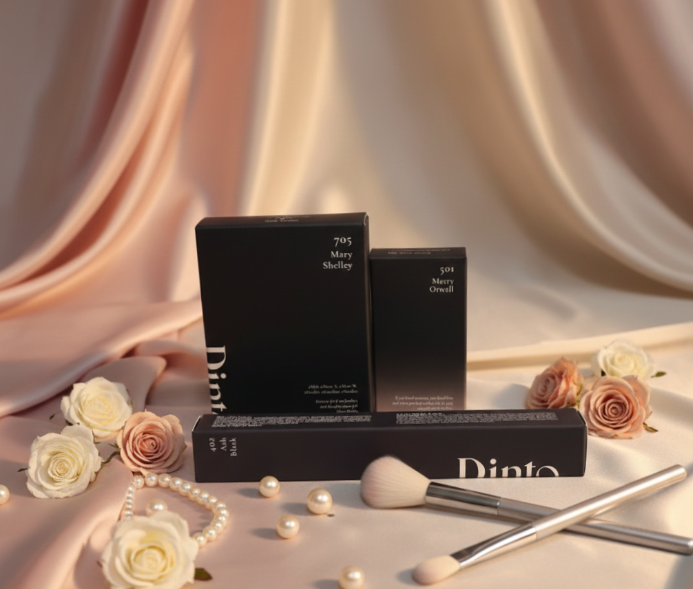 チーク501。肌なじみの良い血色カラーで、ひと塗りで内側からにじむような自然な赤みが出ます。粉質がとても細かく、ブラシで取るとふわっと均一にのるので失敗しにくい印象。濃さの調整が簡単で、薄く入れれば清楚、重ねれば少し大人っぽい表情に。頬の毛