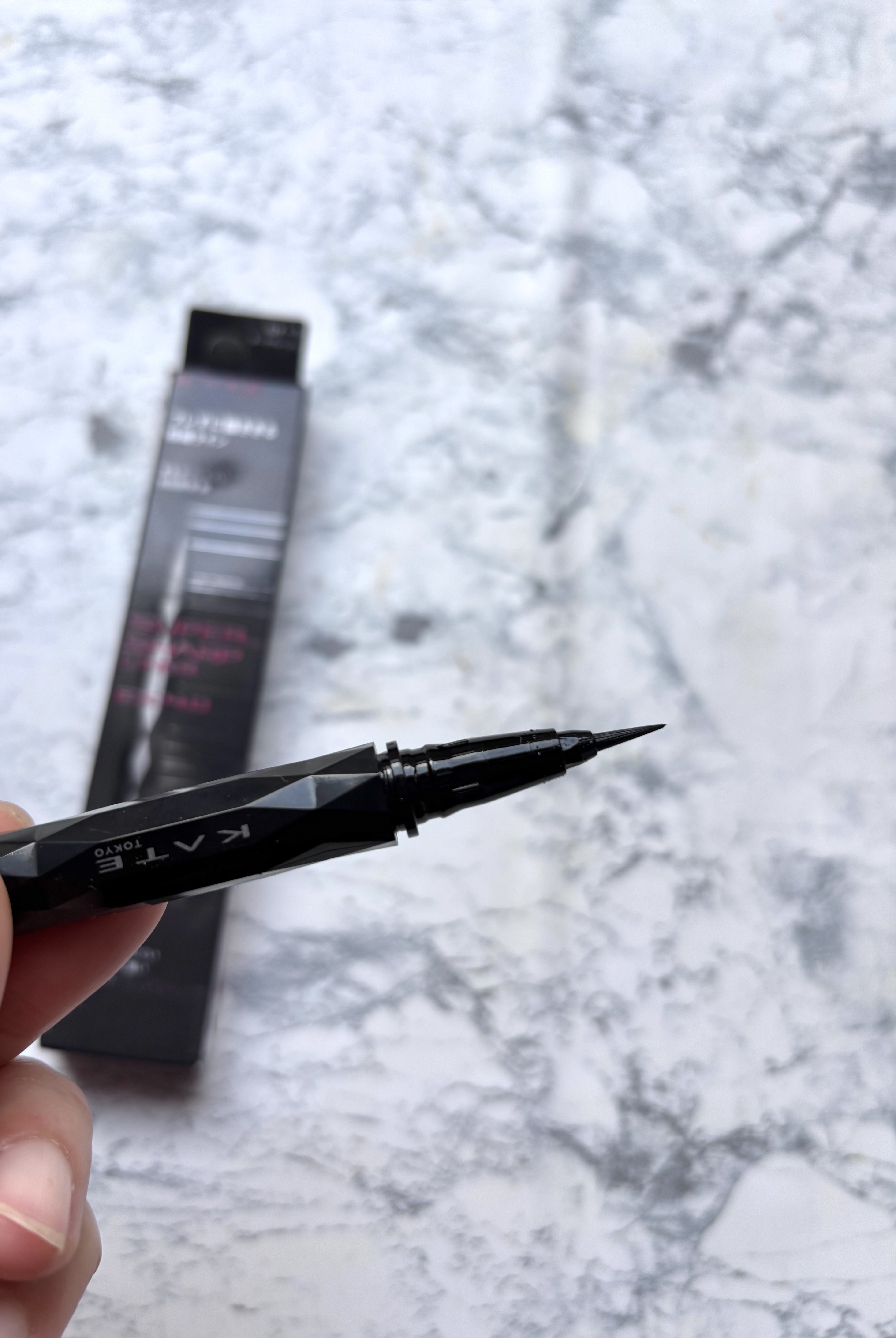 ケイト　スーパーシャープライナーEX4.0

カラーはダークグレージュを選びました。

筆がとても細くてコシがあるので、まつ毛のすき間を埋めるラインも、目尻の跳ねラインもブレにくい印象です。
力を入れなくてもラインが安定しやすく、極細ライナ