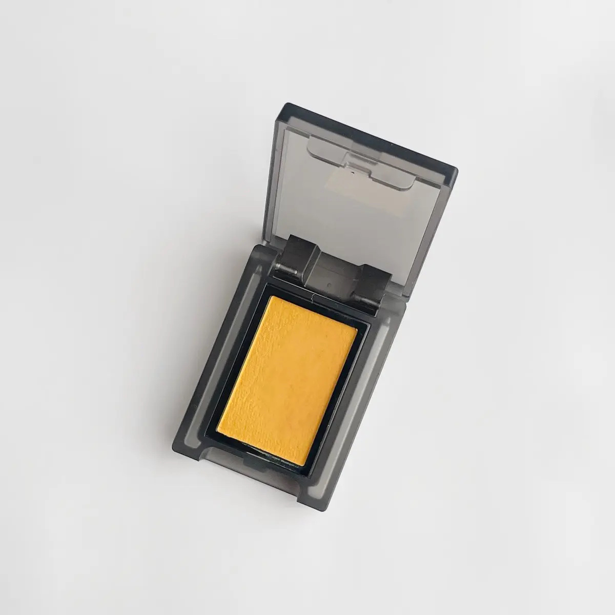 セルヴォークならこちらも。
ヴァティックアイズS 01 Maize ブライトイエロー
取り入れると一気に春っぽさが出る🌷💐


ピンク系と合わせると花みたいでかわいいです☺️
敬遠しがちな色だけど、これは落ち着いたトーンでふわっと発色だ