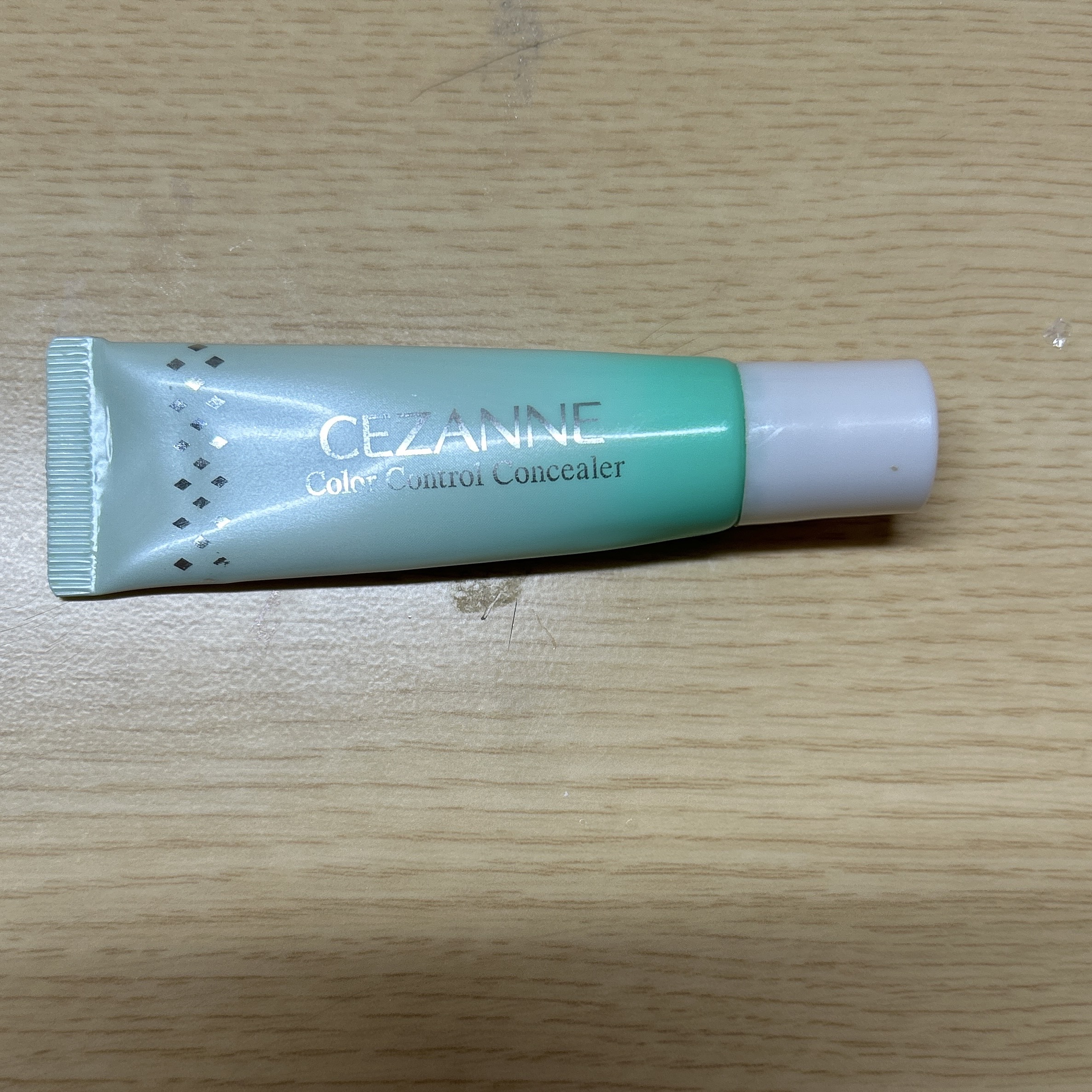 DAISO KM ライトタッチコンシーラーのクチコミ「DAISO KM ライトタッチコンシーラー(¥100)
CEZANNE赤み補正コンシーラーソフ.....」（2枚目）