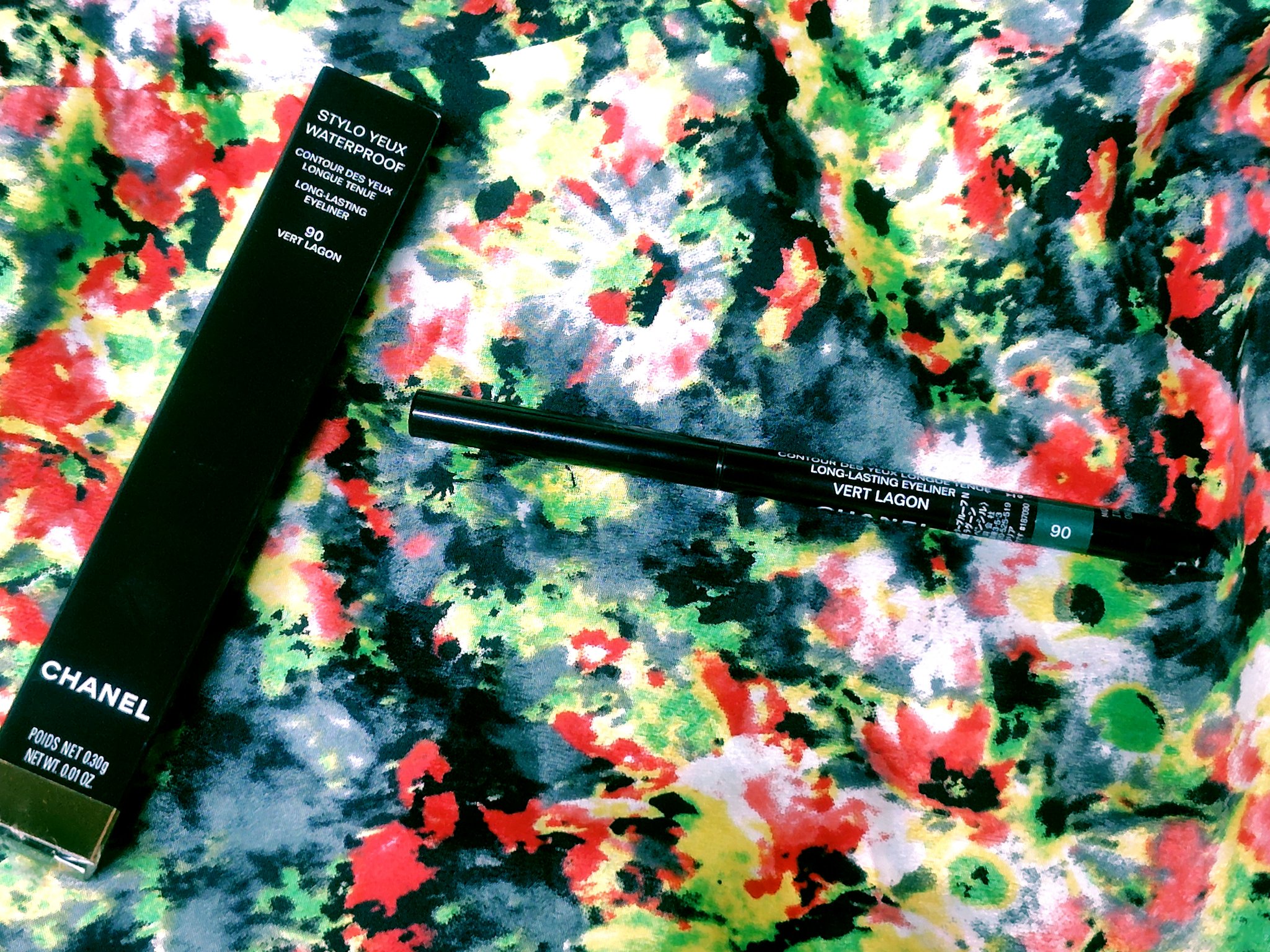 年の瀬に２０２５年購入品を振り返るコーナー🐍

メタリック好きにはたまらん🥰

2025/1/8発売🌿

4,620円 

これは、グリーン好きの私には避けられなかった

濃いグリーンの中にキラキラのラメが愛おしい💖

CHANEL