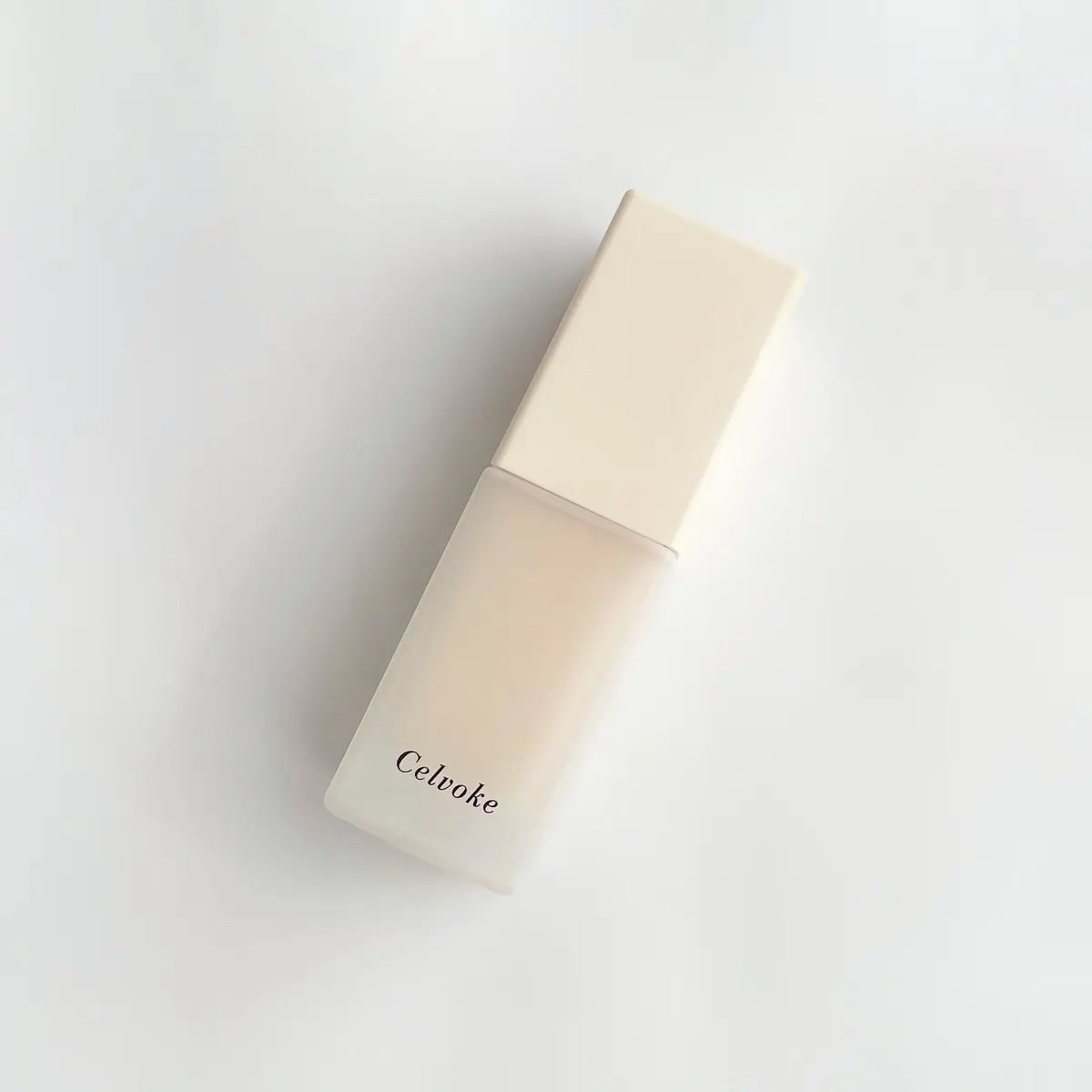 Celvokeのレアグロウ プライマー

私の中で「元気コスメ」って新カテゴリーが
できたくらい生き生きした顔になる下地。


去年の下半期にベスコス受賞して、そのあと完売してた時期もあったのだそう。

水分感のあるツヤとハリで、表情が明る