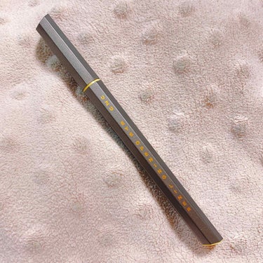 UZU BY FLOWFUSHI
EYE OPENING LINER
GRAY

細く綺麗なアイラインが引けます。

グレーの色も肌に馴染む色なので、
目じりに引くと目が大きく見える気がします。

白の