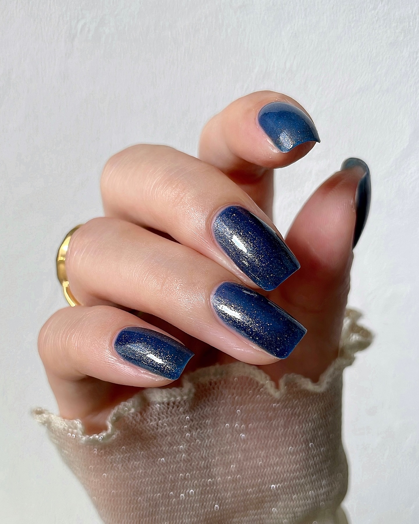 細かいラメが入った、落ち着いたネイビー。
⁡
⁡
DearLauraアンバサダーのあいかです。
少し前に塗ったネイルをご紹介します❄️
⁡
PLAYFULのアズールスターは
光が当たるととっても綺麗な
単色で塗っても満足感が高い色です🫧
