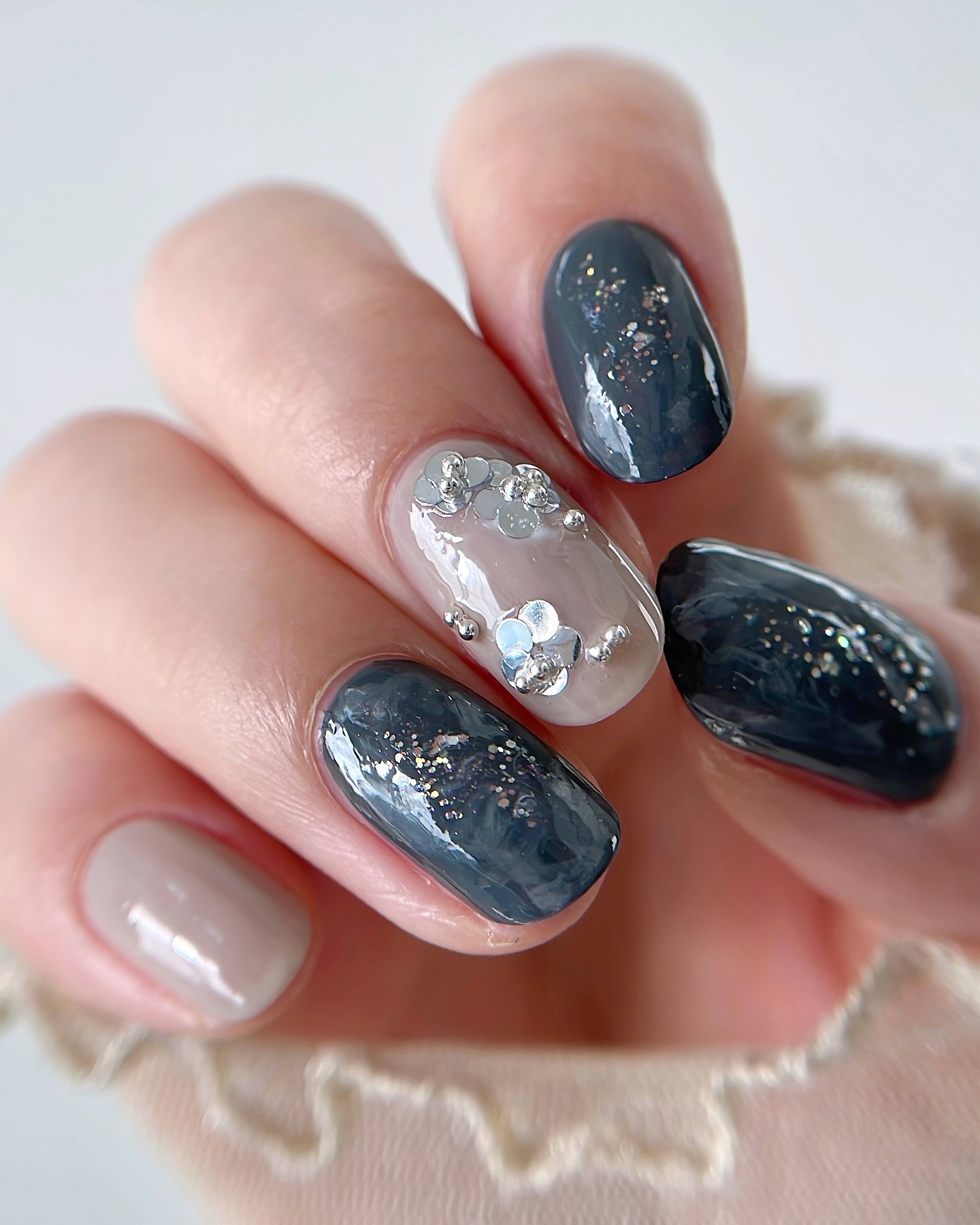 ダークグレーとホワイトを
水でぼかしてつくる大理石ネイル。
⁡
⁡
水性ネイルを使ったニュアンスは
きっちり描かなくても、
かわいく仕上がるのが特徴です♡
⁡
⁡
使ったのは shellscoat の新色。
水性ネイルなので、
・ツンとした