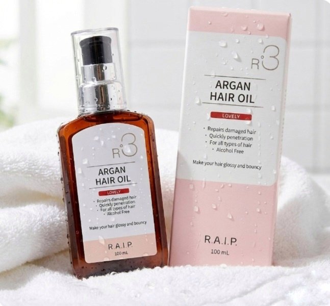 RAIP
ライプ R3 アルガン ヘアオイル
LOVELY

ライプのヘアオイルは凄く優秀で大好きです。
ocean blueを使っていたのですが、使いきったのでLOVELY を買ってみました❗

手の平に出すとトロんとしますが、髪の毛につ