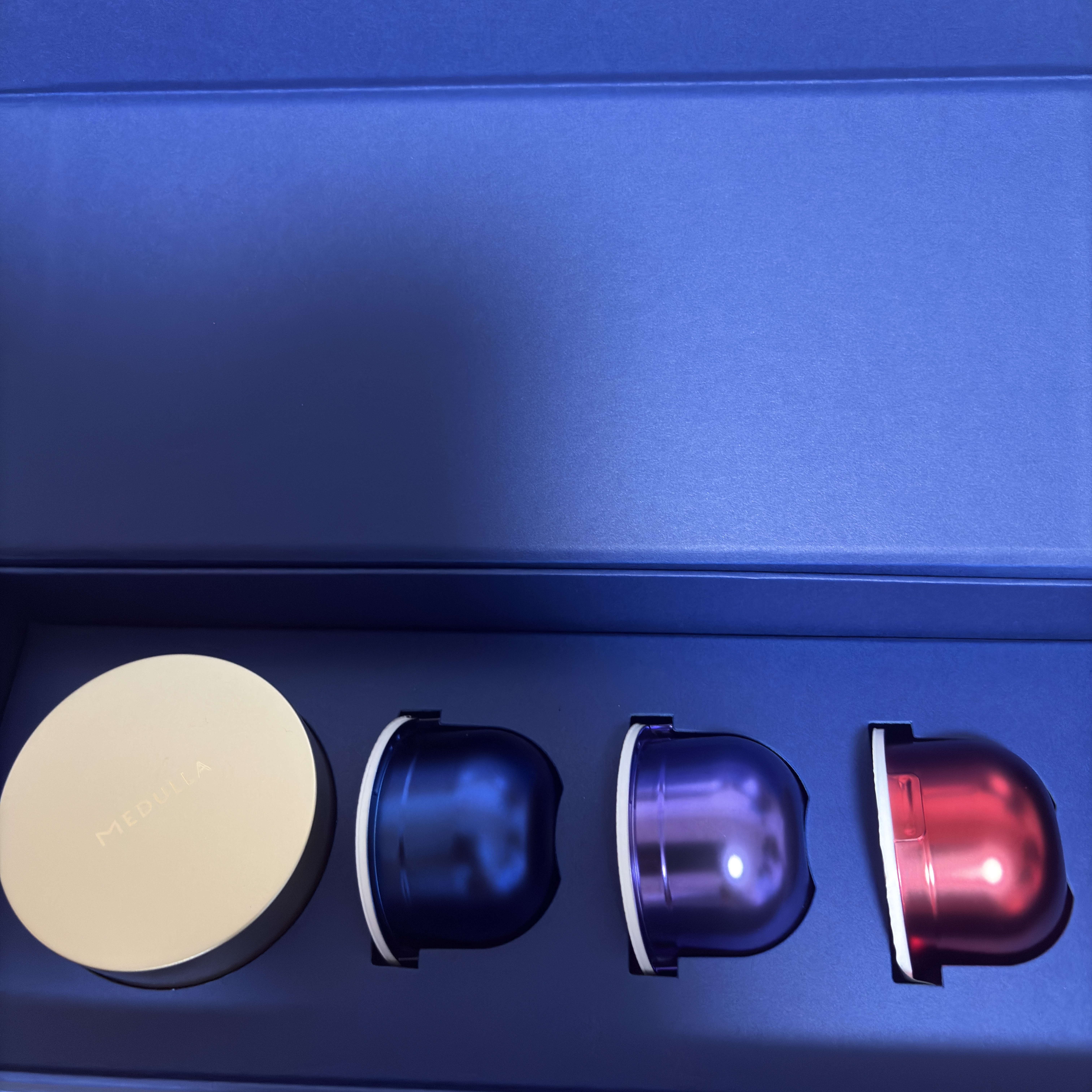 ★メデュラ ダイヤモンドヘアマスク

おしゃれな箱に入ったこちらのヘアマスク。

4種セットとなっております。

・ダイヤモンド 輝き＆ツヤ
天使の輪が輝くダメージ補修成分に特化したタイプのよう。
ダイヤモンド末が入っており、その石言葉も素