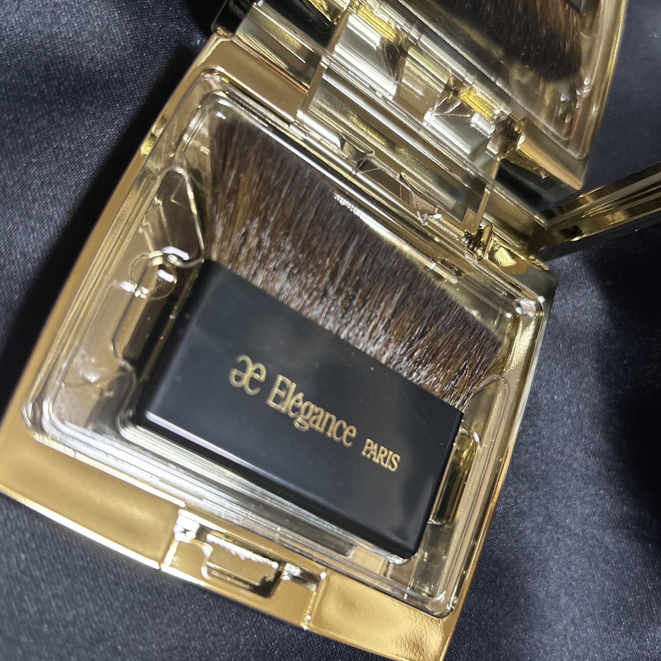 見ているだけで幸せに…！！
Eléganceさんのエレガンス アティミエル ヴェール 003！

これは肌をなめらかに整えながら、ほんのり温かみのある輝きで上品なツヤ肌に仕上げてくれるアイテムだと思えました…！✨ 

003も素敵ですが、何